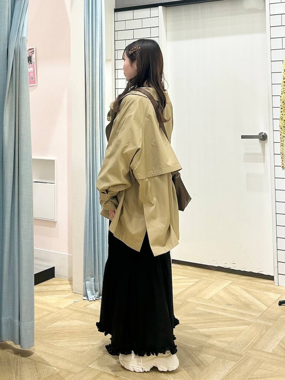 「アウター、andST、春アウター、トレンチコート、スカート、きれいめカジュアル、低身長、着痩せ・細見え、モテ、休日コーデ、デート/ロマンティック、ローリーズスタイル_LOWRYS FARM、大人女子カジュアル_LOWRYS FARM、カジュアル、LOWRYS FARM」｜「LOWRYS FARMのLAWSONボーダーT 151500（Tシャツ/カットソー、ブルー系）」を使った、さちぃさん（レディース・153cm）の春コーディネートの2枚目の写真