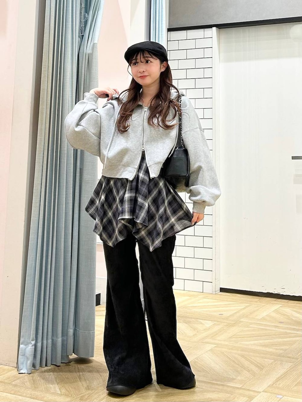 ブラック系のサンダル、グレー系のTシャツ/カットソー、ブラック系のその他パンツを着用したレディースの秋コーディネートの4枚目の写真