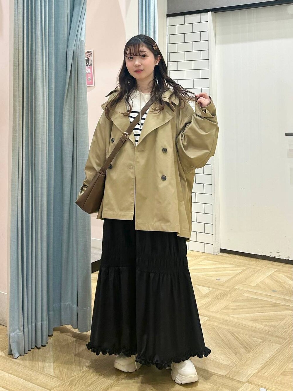 「アウター、andST、春アウター、トレンチコート、スカート、きれいめカジュアル、低身長、着痩せ・細見え、モテ、休日コーデ、デート/ロマンティック、ローリーズスタイル_LOWRYS FARM、大人女子カジュアル_LOWRYS FARM、カジュアル、LOWRYS FARM」｜「LOWRYS FARMのLAWSONボーダーT 151500（Tシャツ/カットソー、ブルー系）」を使った、さちぃさん（レディース・153cm）の春コーディネートの4枚目の写真