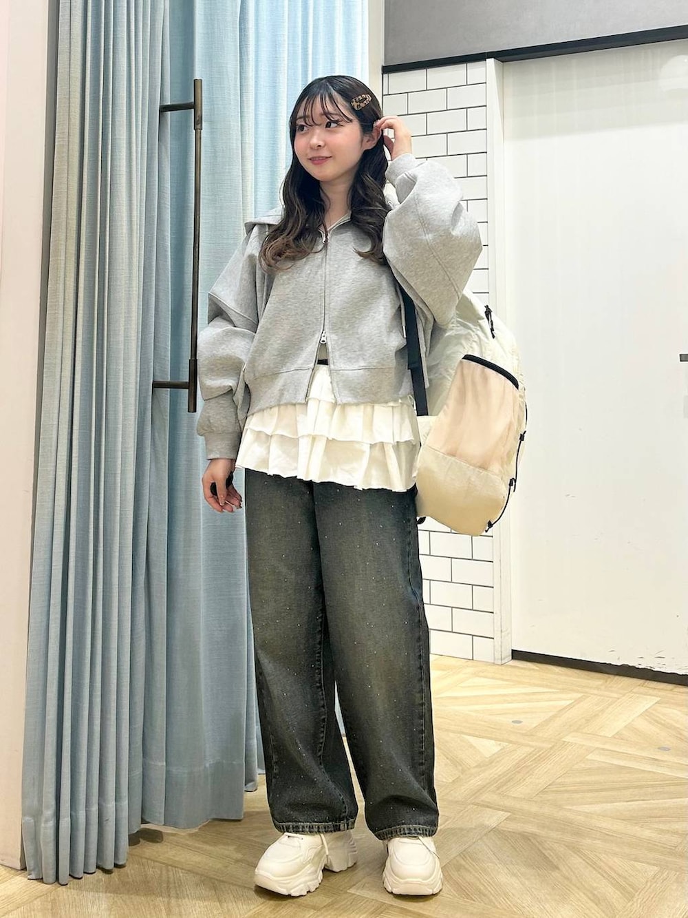 「低身長、着痩せ・細見え、モテ、休日コーデ、デート/ロマンティック、ローリーズスタイル_LOWRYS FARM、大人女子カジュアル_LOWRYS FARM、カジュアル、LOWRYS FARM、おでかけ、デートコーデ、カジュアルコーデ、大人カジュアル、パーカー、スウェット」｜「LOWRYS FARMのマルチフリルベルト　118759（ベルト、ホワイト系）」を使った、さちぃさん（レディース・153cm）の春コーディネートの4枚目の写真