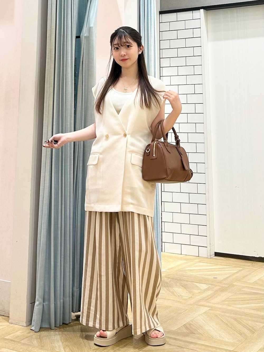 「低身長、デート/ロマンティック、大人カジュアル、着痩せ・細見え、モテ、休日コーデ、ローリーズスタイル_LOWRYS FARM、大人女子カジュアル_LOWRYS FARM、カジュアル、LOWRYS FARM、おでかけ、デートコーデ、カジュアルコーデ、きれいめカジュアル、きれいめ」|「LOWRYS FARMの2Pスネークリボンネックレス 142877(ネックレス、ゴールド系)」を使った、さちぃさん(レディース・153cm)の春コーディネートの4枚目の写真