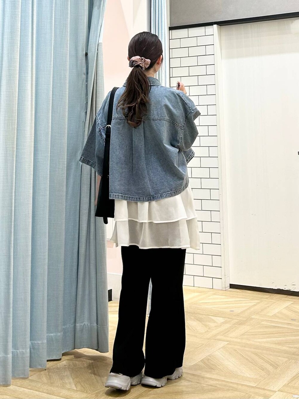 「デニムシャツ、春コーデ、レイヤードスタイル、andST春コーデ、フレアパンツ、低身長、着痩せ・細見え、モテ、休日コーデ、デート/ロマンティック、ローリーズスタイル_LOWRYS FARM、大人女子カジュアル_LOWRYS FARM、カジュアル、LOWRYS FARM、おでかけ」｜「LOWRYS FARMのクロススポサン  287478（サンダル、シルバー系）」を使った、さちぃさん（レディース・153cm）の春コーディネートの3枚目の写真