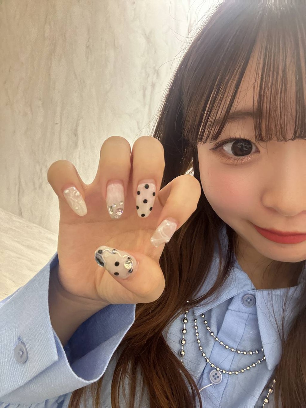 「モテ、低身長、着痩せ・細見え、休日コーデ、デート/ロマンティック、ローリーズスタイル_LOWRYS FARM、大人女子カジュアル_LOWRYS FARM、カジュアル、LOWRYS FARM、おでかけ、カジュアルコーデ、大人カジュアル、スタッフヘアネイル、スタッフネイル、ガーリーネイル」｜「Me%のFLロゴミニサイフ　282598（財布、シルバー系）」を使った、さちぃさん（レディース・153cm）の夏コーディネートの5枚目の写真