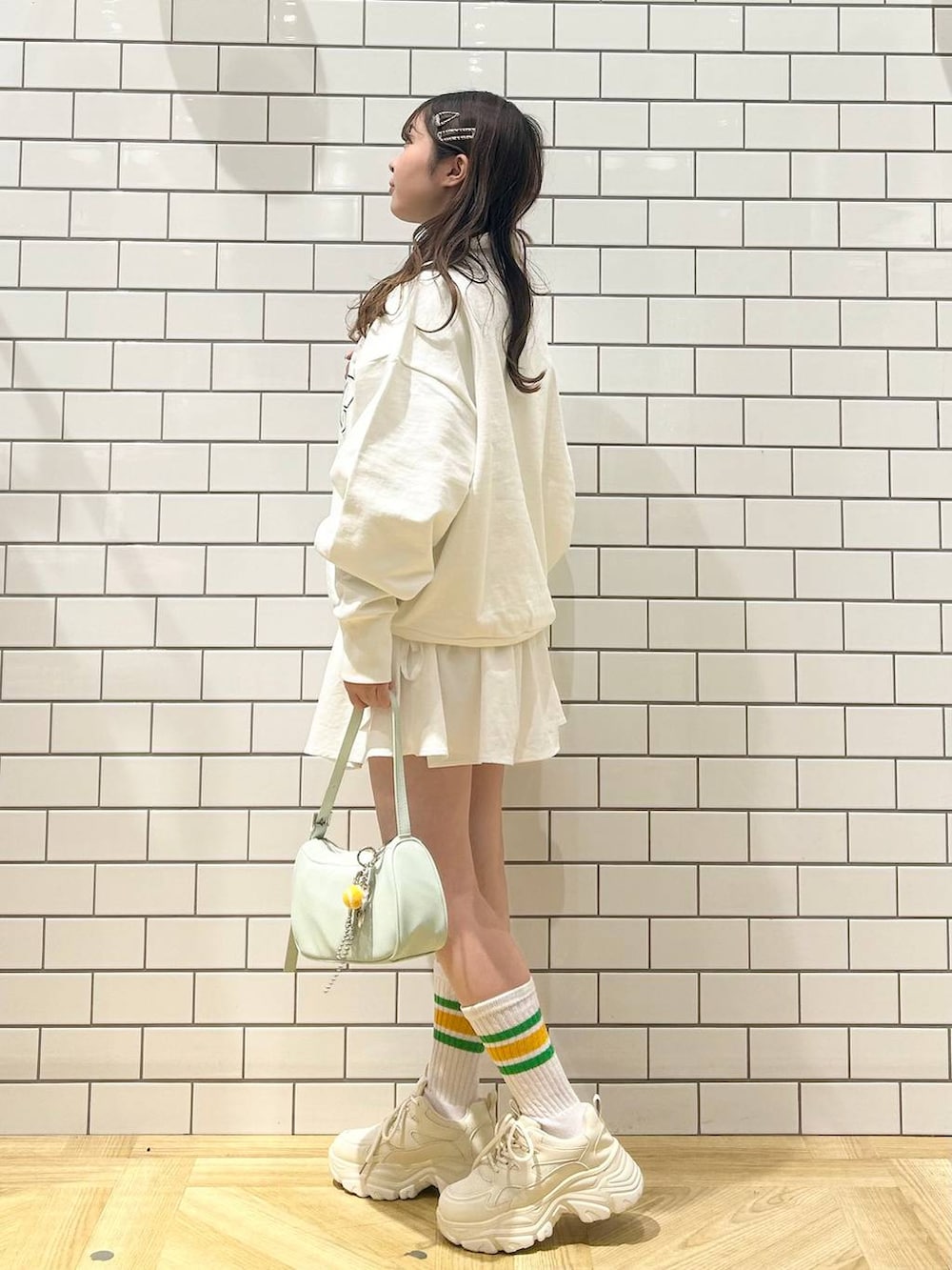 「カジュアルコーデ、大人カジュアル、スポーツミックス、スポーツ観戦、スポーツウェア、ガーリー、低身長、着痩せ・細見え、モテ、休日コーデ、デート/ロマンティック、カジュアル、ローリーズスタイル_LOWRYS FARM、大人女子カジュアル_LOWRYS FARM、LOWRYS FARM」｜「LOWRYS FARMのジャガードフリンジＬＳ　102891（Tシャツ/カットソー、グリーン系）」を使った、さちぃさん（レディース・153cm）の春コーディネートの3枚目の写真