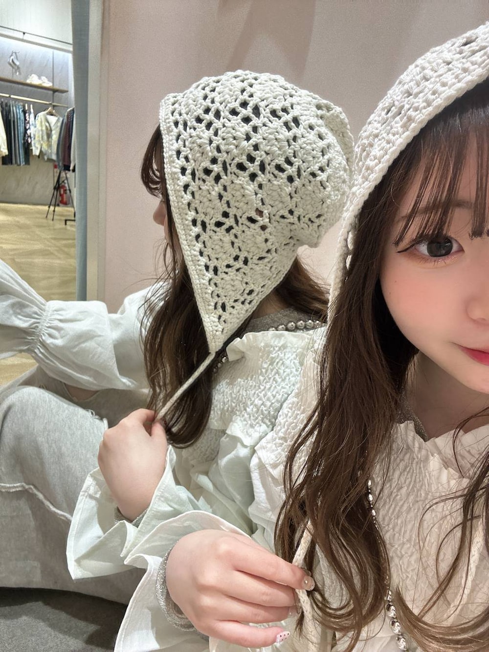 「低身長、着痩せ・細見え、モテ、休日コーデ、デート/ロマンティック、ローリーズスタイル_LOWRYS FARM、大人女子カジュアル_LOWRYS FARM、カジュアル、LOWRYS FARM、おでかけ、デートコーデ、カジュアルコーデ、大人カジュアル、ニット帽、ニット」｜「LOWRYS FARMのデニムシャーリングブラウス 252725（シャツ/ブラウス、ホワイト系）」を使った、さちぃさん（レディース・153cm）の冬コーディネートの3枚目の写真