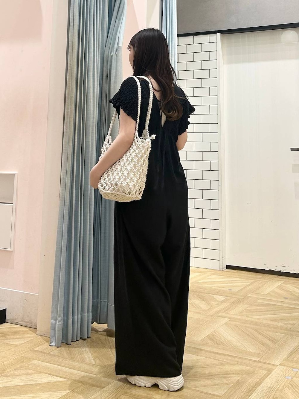 「旅行、ワントーン、春コーデ、スニーカー、サロペット、春夏コーデ、andST春コーデ、低身長、着痩せ・細見え、モテ、休日コーデ、デート/ロマンティック、ローリーズスタイル_LOWRYS FARM、大人女子カジュアル_LOWRYS FARM、カジュアル」｜「LOWRYS FARMのマクラメキンチャクツキトート　 284437（トートバッグ、ホワイト系）」を使った、さちぃさん（レディース・153cm）の春コーディネートの2枚目の写真