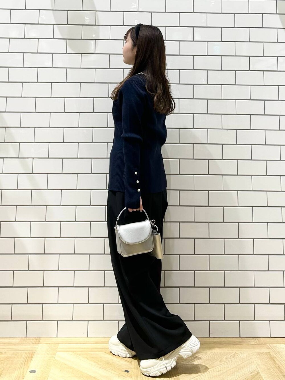 「低身長、着痩せ・細見え、モテ、休日コーデ、デート/ロマンティック、ローリーズスタイル_LOWRYS FARM、大人女子カジュアル_LOWRYS FARM、カジュアル、LOWRYS FARM、おでかけ、デートコーデ、カジュアルコーデ、大人カジュアル、ベーシック/シンプル、ニット」|「LOWRYS FARMのメタルバレッタ 265411(バレッタ/ヘアクリップ、シルバー系)」を使った、さちぃさん(レディース・153cm)の冬コーディネートの2枚目の写真