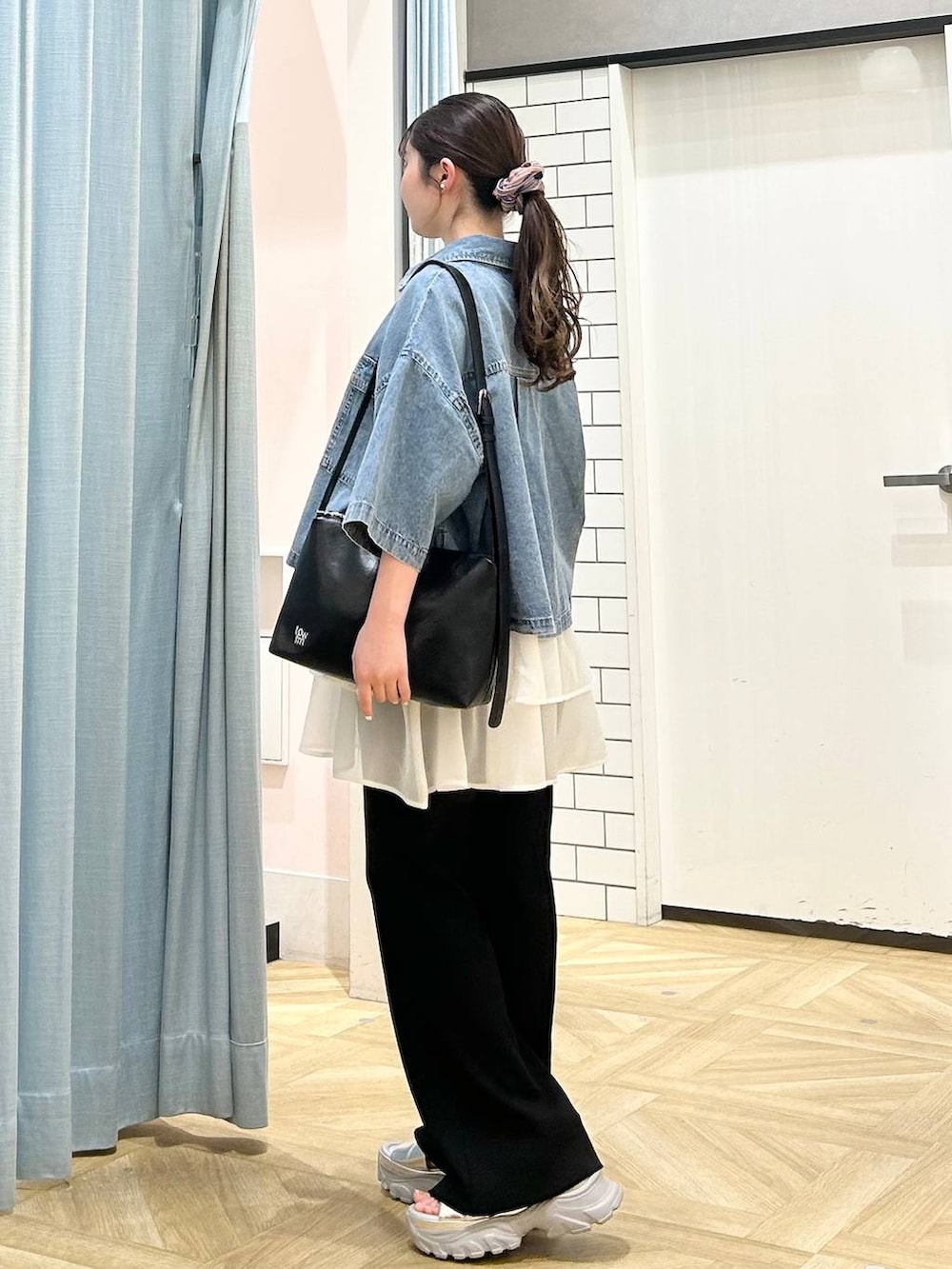 「デニムシャツ、春コーデ、レイヤードスタイル、andST春コーデ、フレアパンツ、低身長、着痩せ・細見え、モテ、休日コーデ、デート/ロマンティック、ローリーズスタイル_LOWRYS FARM、大人女子カジュアル_LOWRYS FARM、カジュアル、LOWRYS FARM、おでかけ」｜「LOWRYS FARMのクロススポサン  287478（サンダル、シルバー系）」を使った、さちぃさん（レディース・153cm）の春コーディネートの2枚目の写真