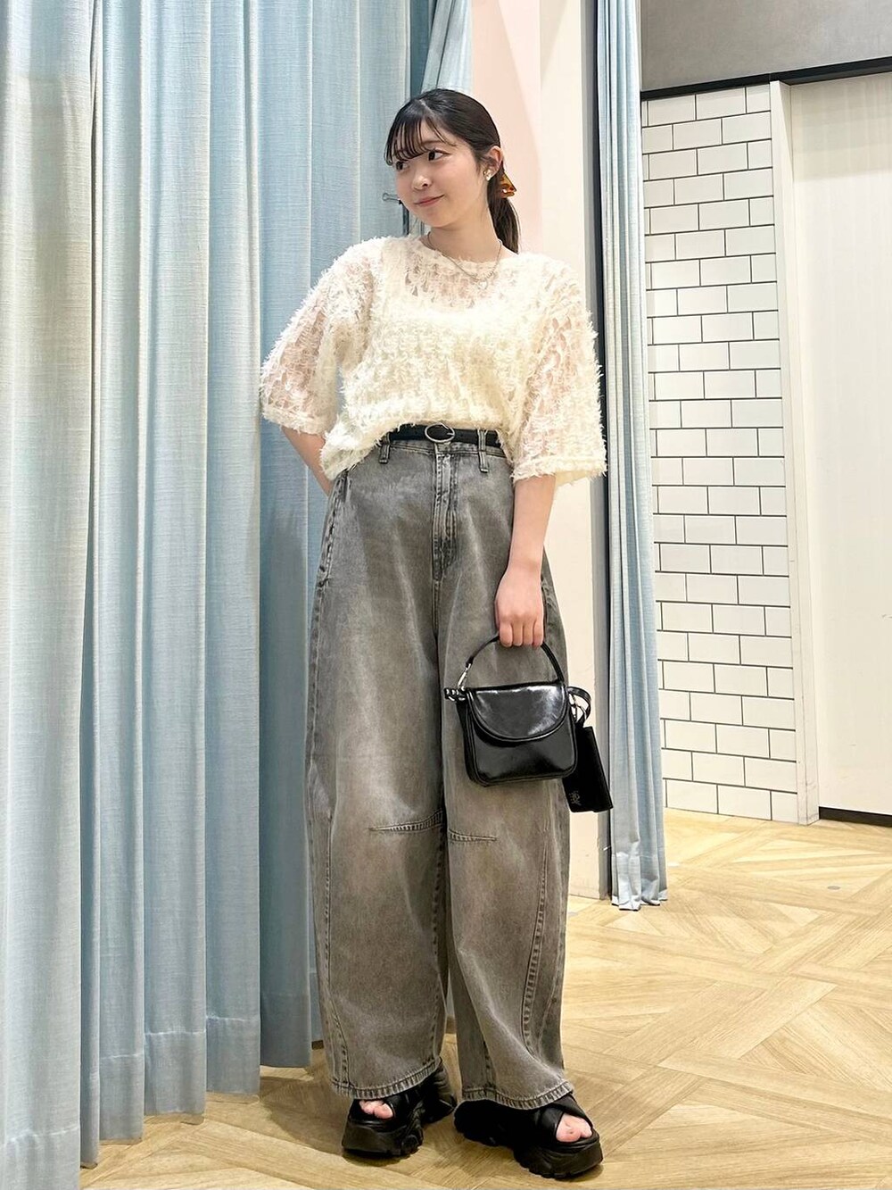 「きれいめ、デニムパンツ、低身長、着痩せ・細見え、モテ、休日コーデ、デート/ロマンティック、ローリーズスタイル_LOWRYS FARM、大人女子カジュアル_LOWRYS FARM、カジュアル、LOWRYS FARM、おでかけ、デートコーデ、カジュアルコーデ、大人カジュアル」｜「LOWRYS FARMの２ＳＥＴショルダーＢＡＧ 284413（ショルダーバッグ、ブラック系）」を使った、さちぃさん（レディース・153cm）の春コーディネートの4枚目の写真