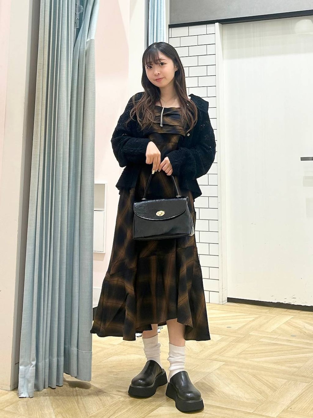 「低身長、着痩せ・細見え、モテ、休日コーデ、デート/ロマンティック、ローリーズスタイル_LOWRYS FARM、大人女子カジュアル_LOWRYS FARM、カジュアル、LOWRYS FARM、おでかけ、デートコーデ、カジュアルコーデ、大人カジュアル、きれいめカジュアル、きれいめ」|「LOWRYS FARMの2Pカラーソックス 136311(ソックス/靴下、ブルー系)」を使った、さちぃさん(レディース・153cm)の夏コーディネートの4枚目の写真