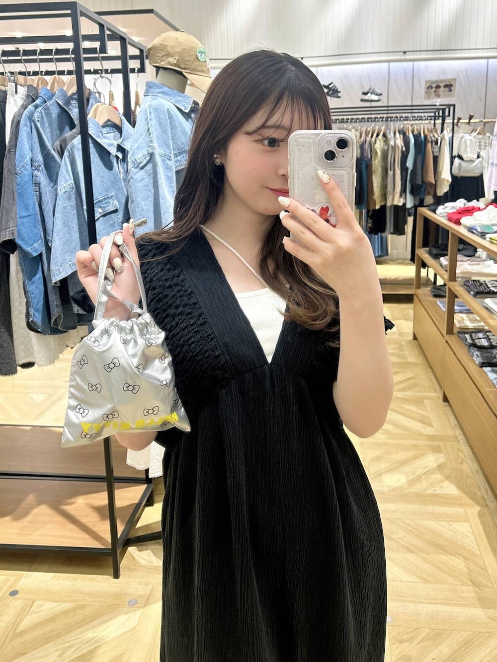 「旅行、ワントーン、春コーデ、スニーカー、サロペット、春夏コーデ、andST春コーデ、低身長、着痩せ・細見え、モテ、休日コーデ、デート/ロマンティック、ローリーズスタイル_LOWRYS FARM、大人女子カジュアル_LOWRYS FARM、カジュアル」｜「LOWRYS FARMのマクラメキンチャクツキトート　 284437（トートバッグ、ホワイト系）」を使った、さちぃさん（レディース・153cm）の春コーディネートの5枚目の写真