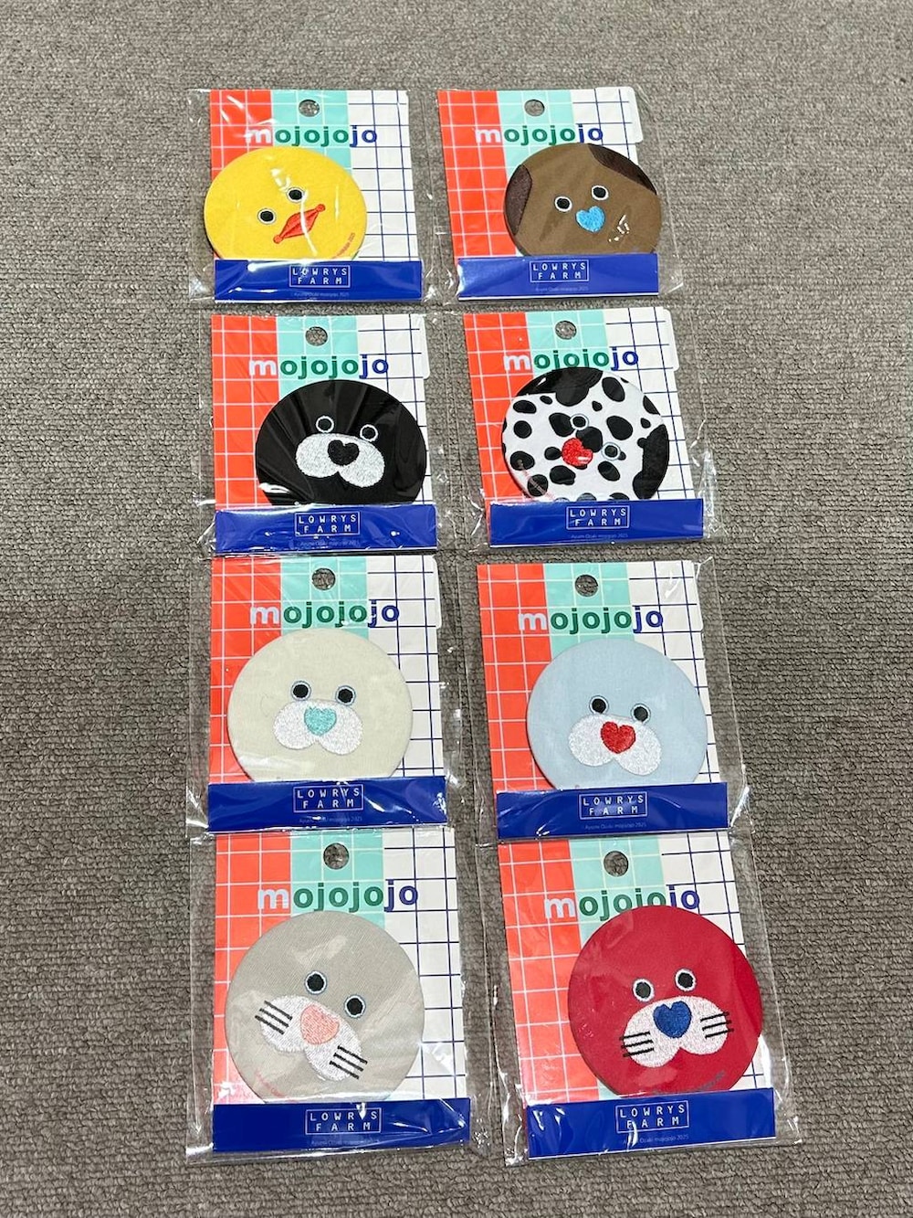 ホワイト系のストール/ショールを着用したレディースの秋コーディネートの3枚目の写真