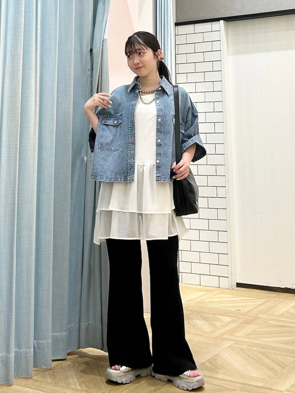 「デニムシャツ、春コーデ、レイヤードスタイル、andST春コーデ、フレアパンツ、低身長、着痩せ・細見え、モテ、休日コーデ、デート/ロマンティック、ローリーズスタイル_LOWRYS FARM、大人女子カジュアル_LOWRYS FARM、カジュアル、LOWRYS FARM、おでかけ」｜「LOWRYS FARMのクロススポサン  287478（サンダル、シルバー系）」を使った、さちぃさん（レディース・153cm）の春コーディネートの4枚目の写真
