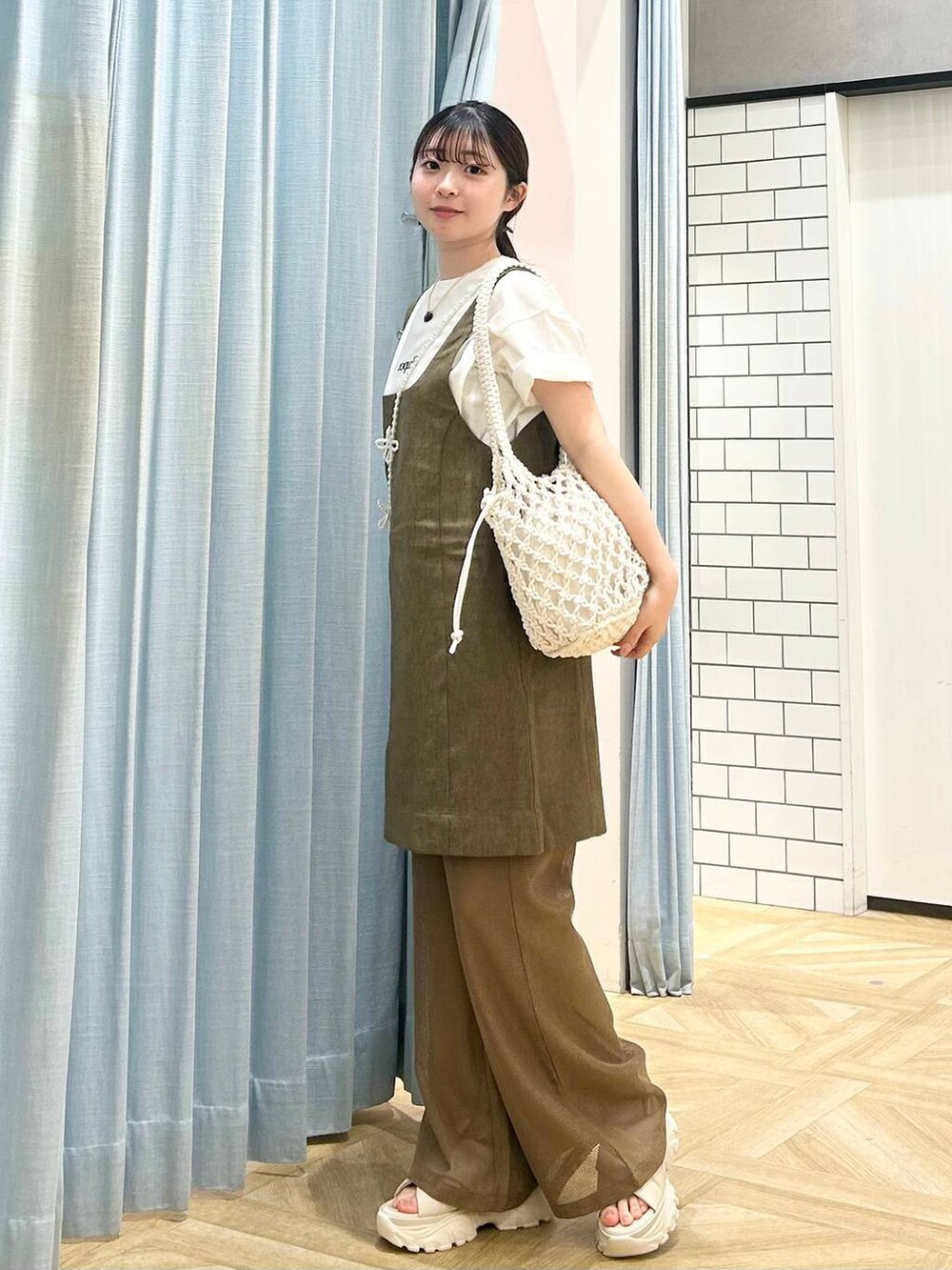 「おでかけ、大人カジュアル、低身長、着痩せ・細見え、モテ、休日コーデ、デート/ロマンティック、ローリーズスタイル_LOWRYS FARM、大人女子カジュアル_LOWRYS FARM、カジュアル、LOWRYS FARM、デートコーデ、カジュアルコーデ、淡色コーデ、ワントーン」|「Me%の【ストラップシート付き】オハナビーズモバイルショルダーストラップ 109516(スマホグッズ、ベージュ系)」を使った、さちぃさん(レディース・153cm)の春コーディネートの4枚目の写真