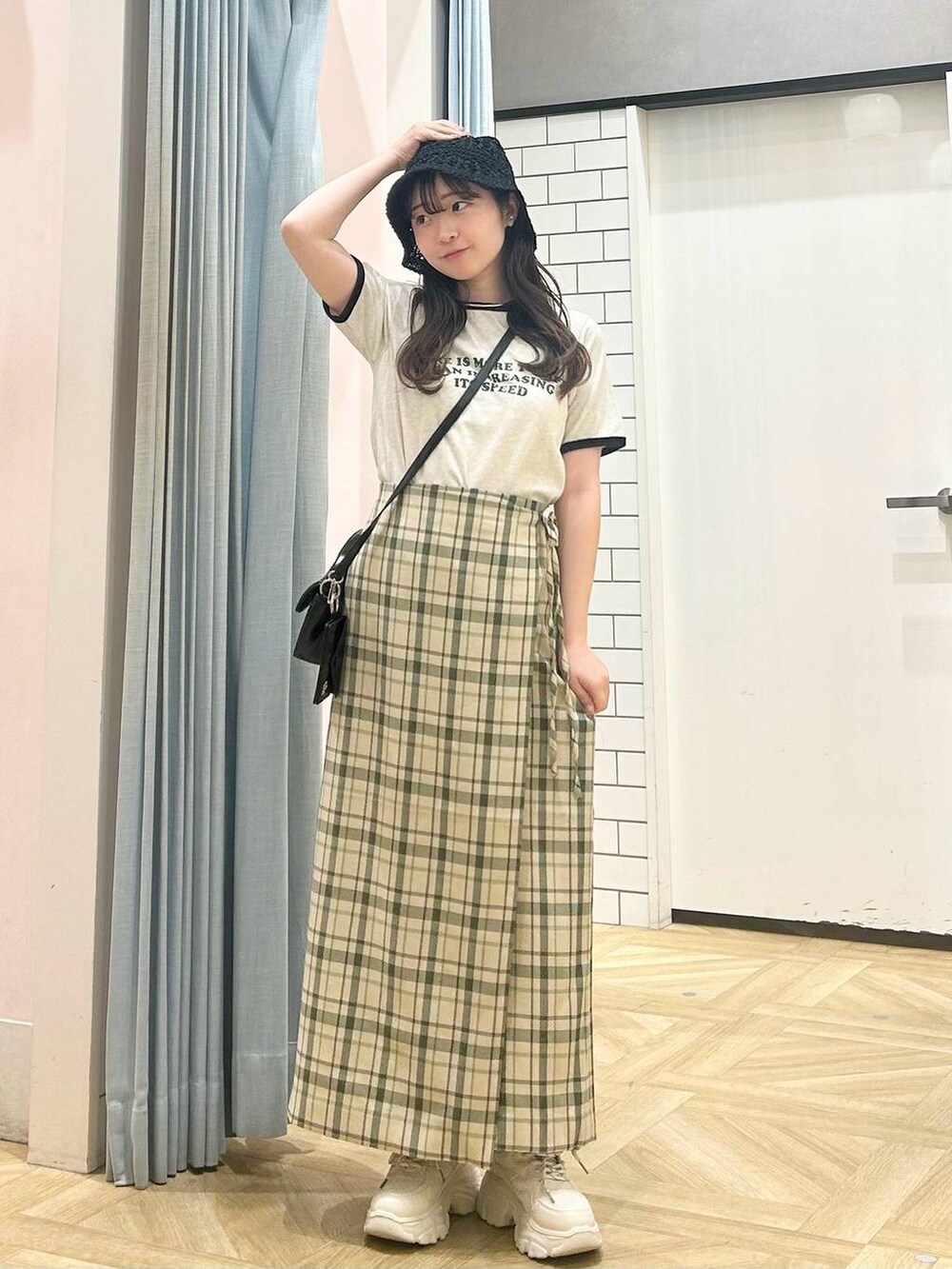 「低身長、着痩せ・細見え、モテ、休日コーデ、デート/ロマンティック、ローリーズスタイル_LOWRYS FARM、大人女子カジュアル_LOWRYS FARM、カジュアル、LOWRYS FARM、おでかけ、デートコーデ、カジュアルコーデ、大人カジュアル、きれいめカジュアル、きれいめ」|「LOWRYS FARMのホップサックラップスカート 242768(スカート、グリーン系)」を使った、さちぃさん(レディース・153cm)の春コーディネートの4枚目の写真
