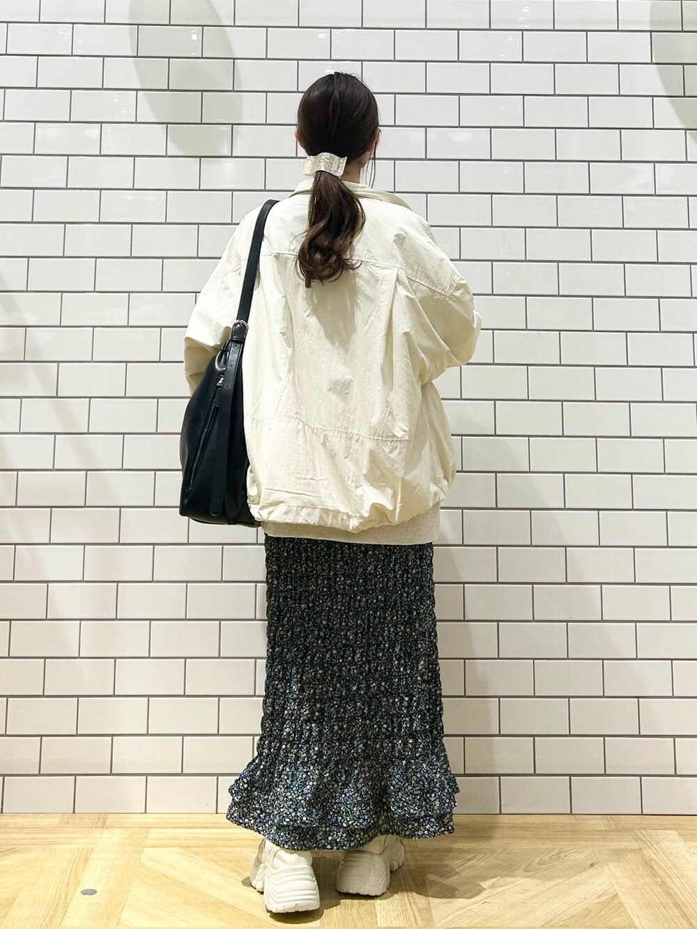 「低身長、着痩せ・細見え、休日コーデ、デート/ロマンティック、ローリーズスタイル_LOWRYS FARM、大人女子カジュアル_LOWRYS FARM、カジュアル、LOWRYS FARM、おでかけ、デートコーデ、カジュアルコーデ、大人カジュアル、ベーシック/シンプル、スウェット、アウター」|「LOWRYS FARMのギャザーショルダーBAG 149613(ショルダーバッグ、ブラック系)」を使った、さちぃさん(レディース・153cm)の冬コーディネートの3枚目の写真