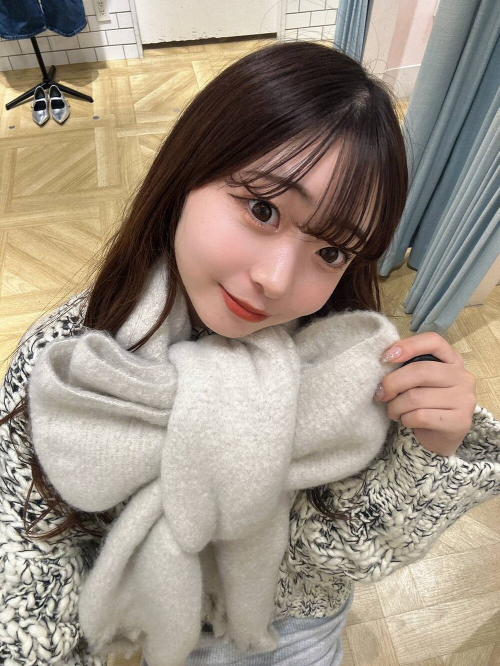 ホワイト系のストール/ショールを着用したレディースの秋コーディネートの2枚目の写真