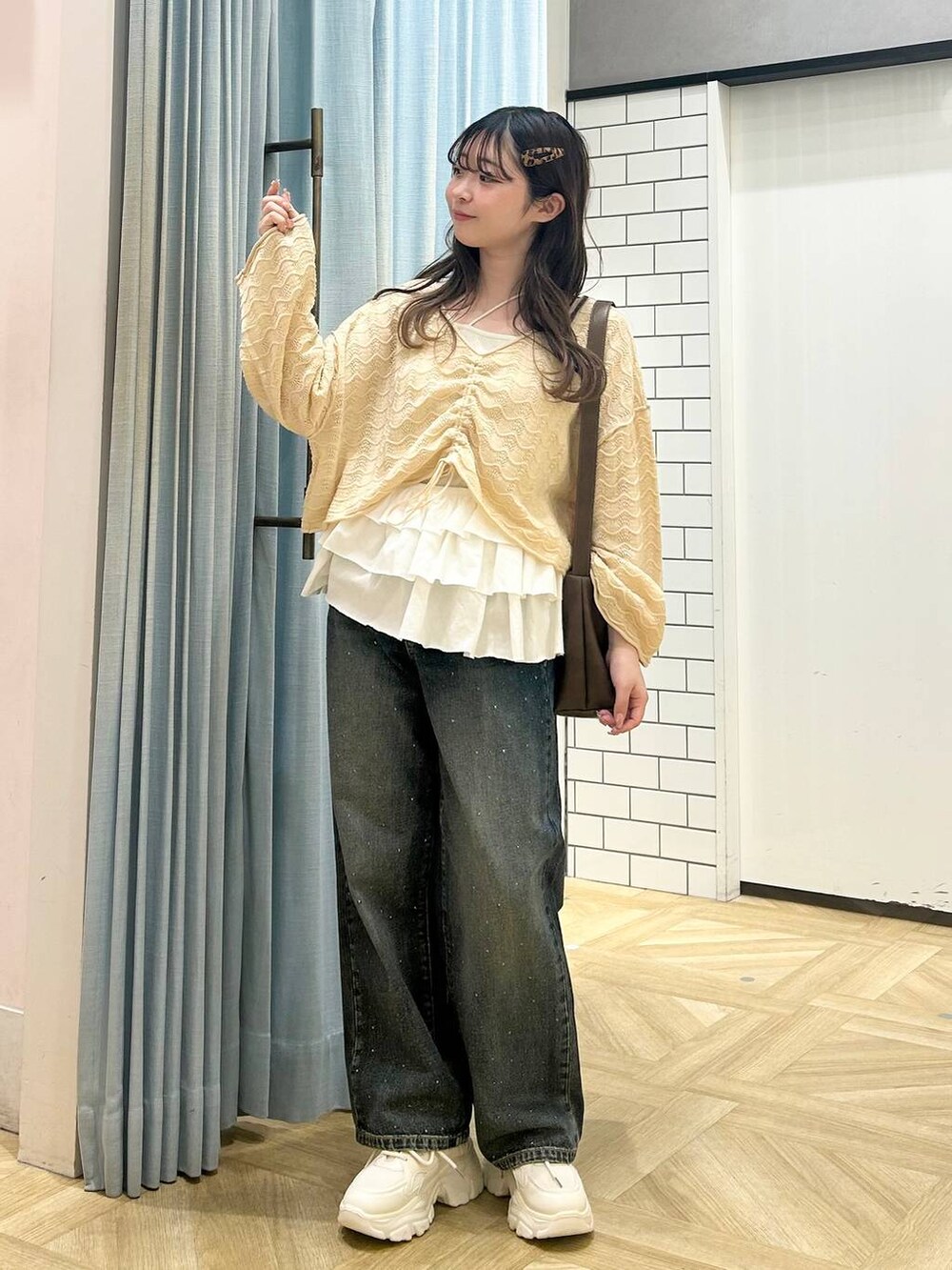 「低身長、着痩せ・細見え、モテ、休日コーデ、デート/ロマンティック、ローリーズスタイル_LOWRYS FARM、大人女子カジュアル_LOWRYS FARM、カジュアル、LOWRYS FARM、おでかけ、デートコーデ、カジュアルコーデ、大人カジュアル、ミーハー、ビジューアイテム」|「LOWRYS FARMのビジューワイドストレートP 136104(デニムパンツ、ブルー系)」を使った、さちぃさん(レディース・153cm)の春コーディネートの4枚目の写真