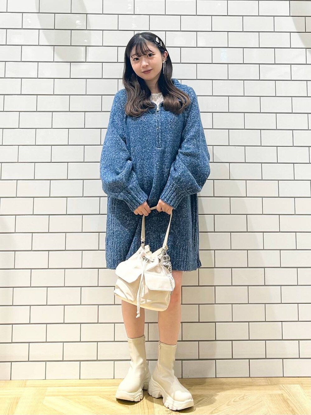 「低身長、着痩せ・細見え、モテ、休日コーデ、デート/ロマンティック、ローリーズスタイル_LOWRYS FARM、大人女子カジュアル_LOWRYS FARM、カジュアル、LOWRYS FARM、おでかけ、デートコーデ、カジュアルコーデ、大人カジュアル、ベーシック/シンプル、差し色コーデ」|「LOWRYS FARMのリボンスネークイヤリング 115242(イヤリング、シルバー系)」を使った、さちぃさん(レディース・153cm)の秋コーディネートの4枚目の写真