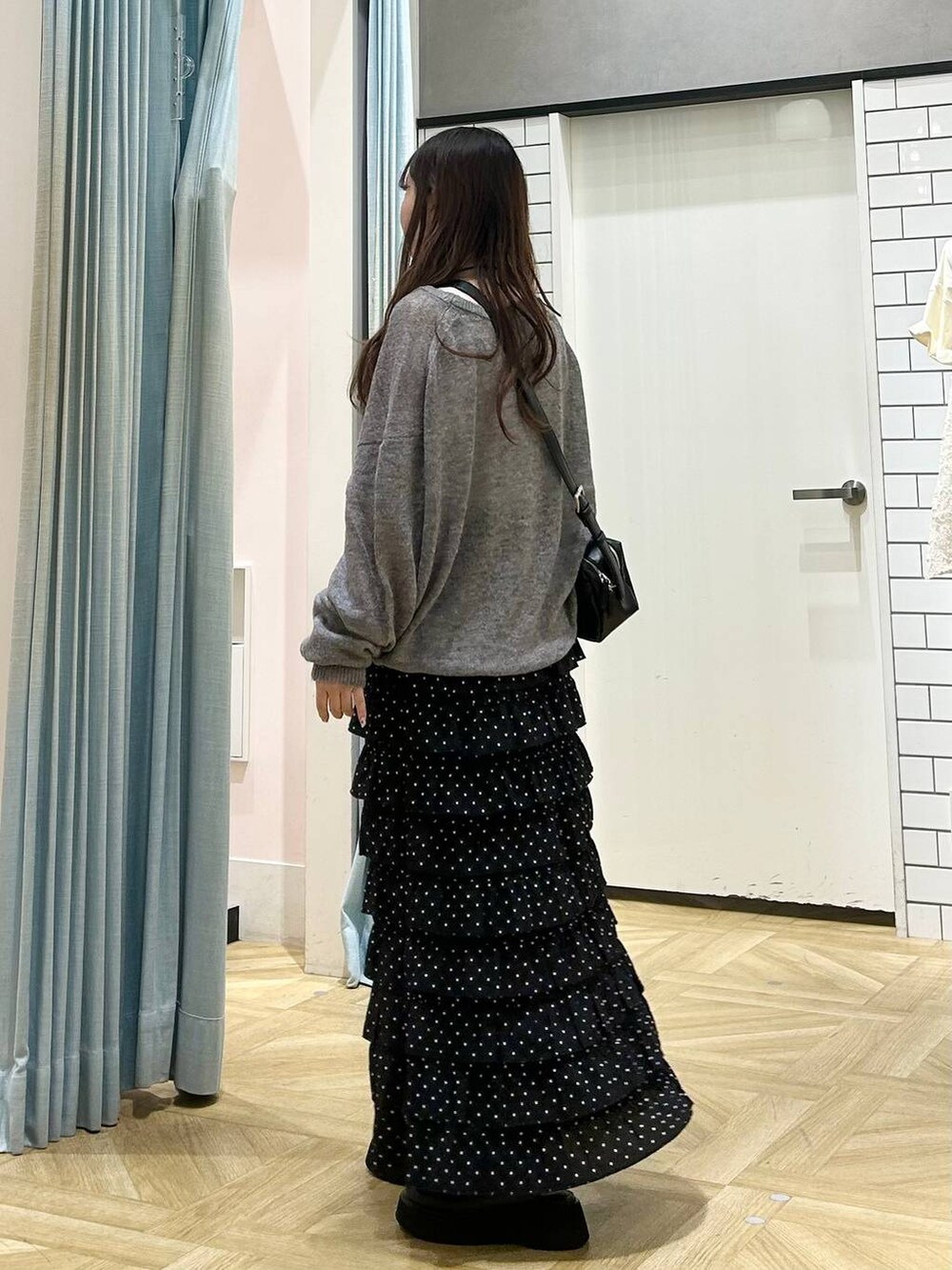 その他のスカート、ブラック系のショルダーバッグ、ブラック系のサンダルを着用したレディースの秋コーディネートの2枚目の写真