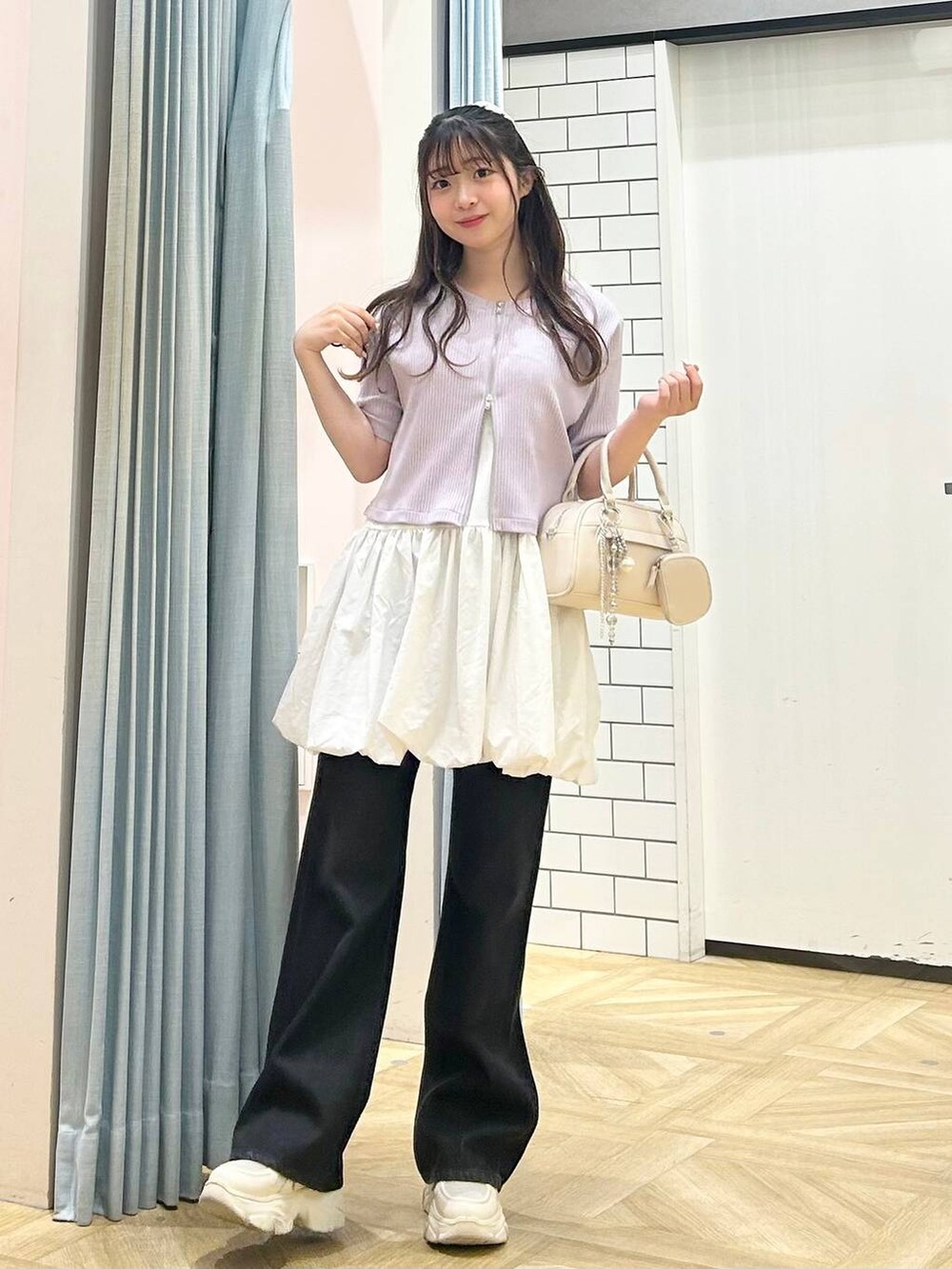 「着痩せ・細見え、デート/ロマンティック、ローリーズスタイル_LOWRYS FARM、大人女子カジュアル_LOWRYS FARM、カジュアル、LOWRYS FARM、おでかけ、デートコーデ、カジュアルコーデ、大人カジュアル、きれいめカジュアル、きれいめ、レイヤードスタイル、雨の日コーデ、楽ちんコーデ」｜「LOWRYS FARMのスソレイヤードタンク  494052（タンクトップ、ホワイト系）」を使った、さちぃさん（レディース・153cm）の春コーディネートの6枚目の写真