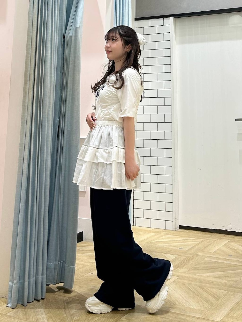 「スウェット、低身長、着痩せ・細見え、モテ、休日コーデ、デート/ロマンティック、ローリーズスタイル_LOWRYS FARM、大人女子カジュアル_LOWRYS FARM、カジュアル、LOWRYS FARM、おでかけ、デートコーデ、カジュアルコーデ、大人カジュアル、ミーハー」｜「Me%の【ストラップシート付き】オハナビーズモバイルショルダーストラップ 109516（スマホグッズ、ベージュ系）」を使った、さちぃさん（レディース・153cm）の春コーディネートの2枚目の写真