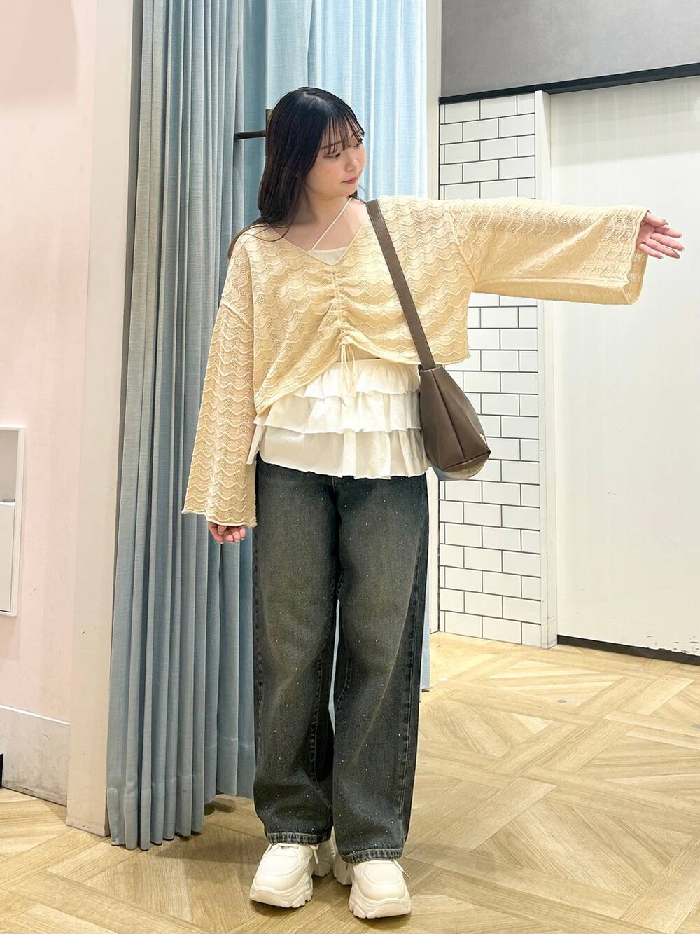 「低身長、着痩せ・細見え、モテ、休日コーデ、デート/ロマンティック、ローリーズスタイル_LOWRYS FARM、大人女子カジュアル_LOWRYS FARM、カジュアル、LOWRYS FARM、おでかけ、デートコーデ、カジュアルコーデ、大人カジュアル、ミーハー、ビジューアイテム」|「LOWRYS FARMのビジューワイドストレートP 136104(デニムパンツ、ブルー系)」を使った、さちぃさん(レディース・153cm)の春コーディネートの5枚目の写真