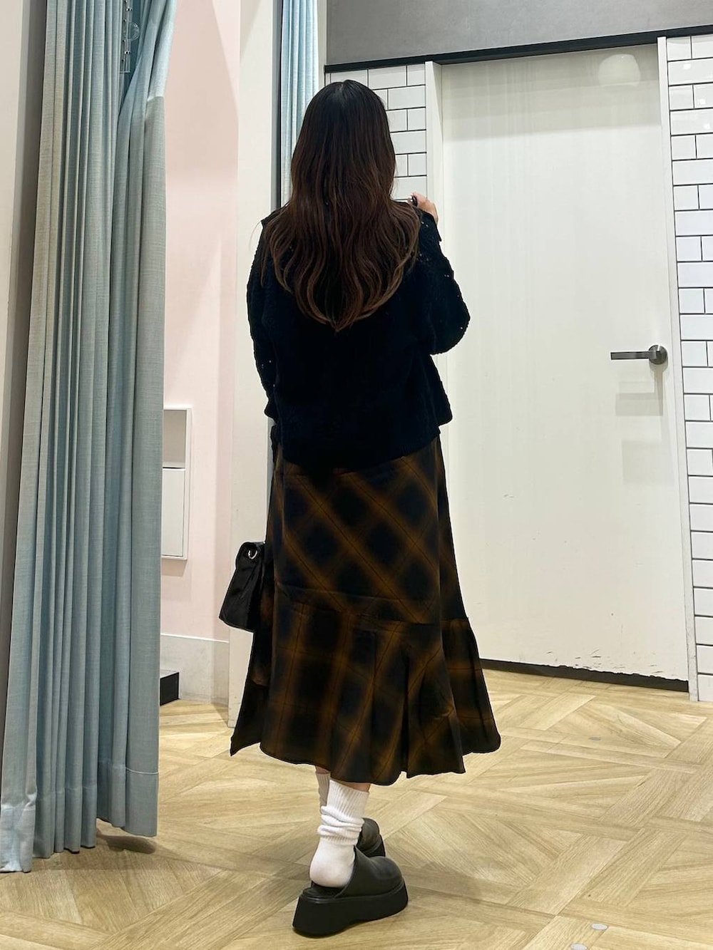 「低身長、着痩せ・細見え、モテ、休日コーデ、デート/ロマンティック、ローリーズスタイル_LOWRYS FARM、大人女子カジュアル_LOWRYS FARM、カジュアル、LOWRYS FARM、おでかけ、デートコーデ、カジュアルコーデ、大人カジュアル、きれいめカジュアル、きれいめ」|「LOWRYS FARMの2Pカラーソックス 136311(ソックス/靴下、ブルー系)」を使った、さちぃさん(レディース・153cm)の夏コーディネートの3枚目の写真
