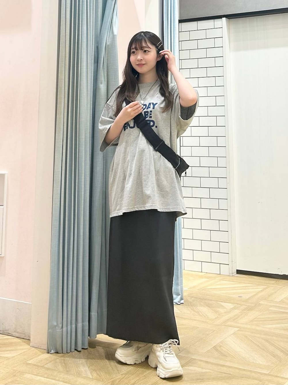 「低身長、着痩せ・細見え、モテ、休日コーデ、デート/ロマンティック、ローリーズスタイル_LOWRYS FARM、大人女子カジュアル_LOWRYS FARM、カジュアル、LOWRYS FARM、おでかけ、デートコーデ、カジュアルコーデ、大人カジュアル、きれいめカジュアル、Tシャツ」|「LOWRYS FARMのカットリブタイトスカート 103920(スカート、グレー系)」を使った、さちぃさん(レディース・153cm)の春コーディネートの6枚目の写真