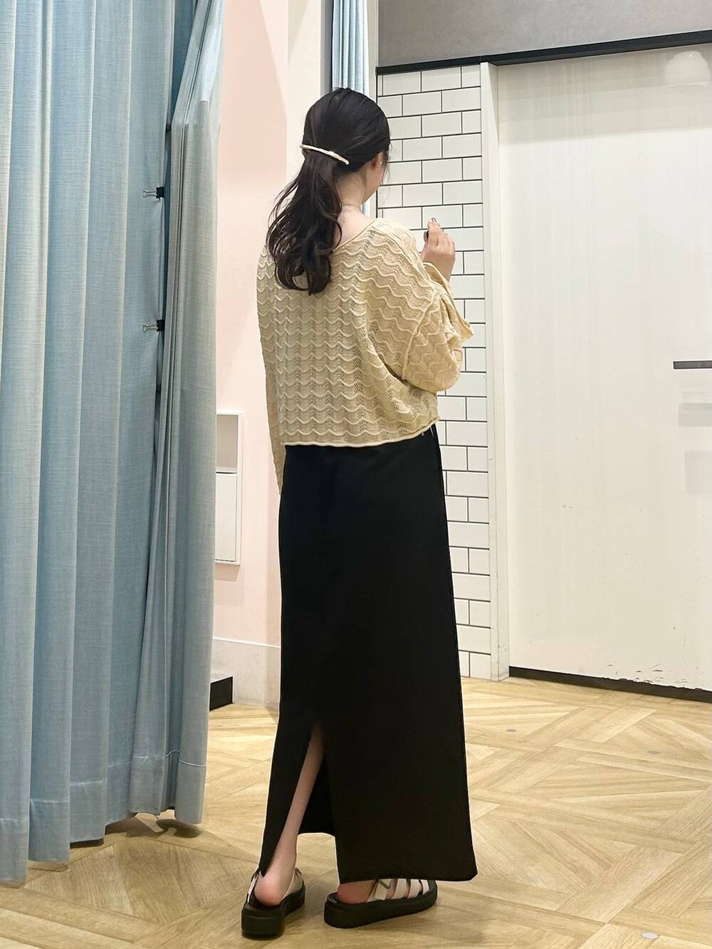 「低身長、着痩せ・細見え、モテ、休日コーデ、デート/ロマンティック、ローリーズスタイル_LOWRYS FARM、大人女子カジュアル_LOWRYS FARM、カジュアル、LOWRYS FARM、おでかけ、デートコーデ、カジュアルコーデ、大人カジュアル、春コーデ、春夏コーデ」｜「LOWRYS FARMのカンドウフィットグルカ 283656（サンダル、ホワイト系）」を使った、さちぃさん（レディース・153cm）の春コーディネートの2枚目の写真