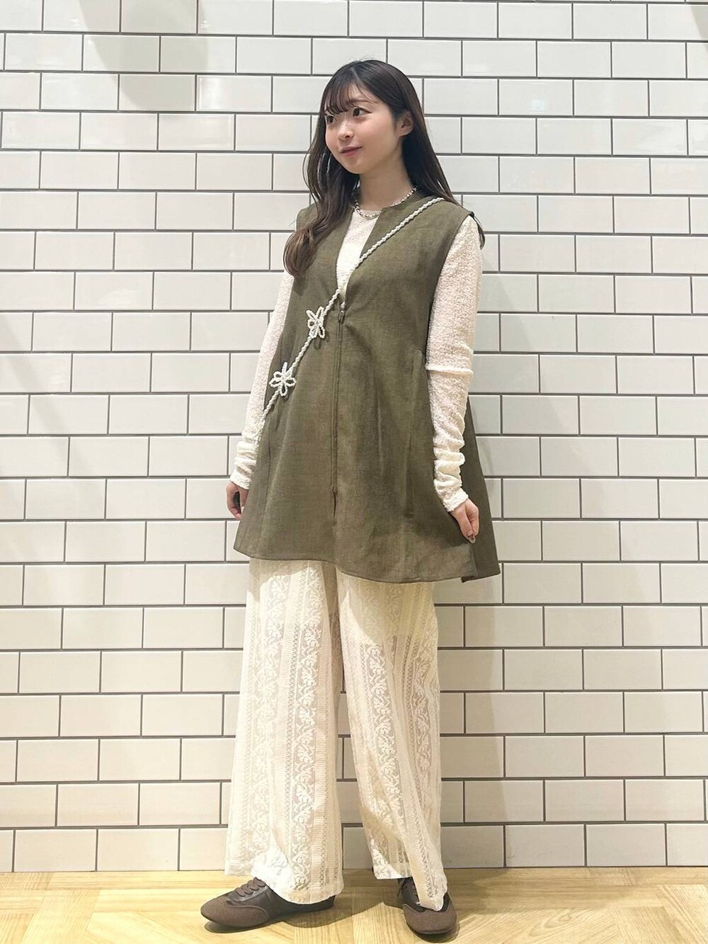 「低身長、着痩せ・細見え、モテ、休日コーデ、デート/ロマンティック、ローリーズスタイル_LOWRYS FARM、大人女子カジュアル_LOWRYS FARM、カジュアル、LOWRYS FARM、おでかけ、デートコーデ、カジュアルコーデ、大人カジュアル、ベーシック/シンプル、セットアップ」|「Me%の【ストラップシート付き】オハナビーズモバイルショルダーストラップ 109516(スマホグッズ、ベージュ系)」を使った、さちぃさん(レディース・153cm)の春コーディネートの6枚目の写真