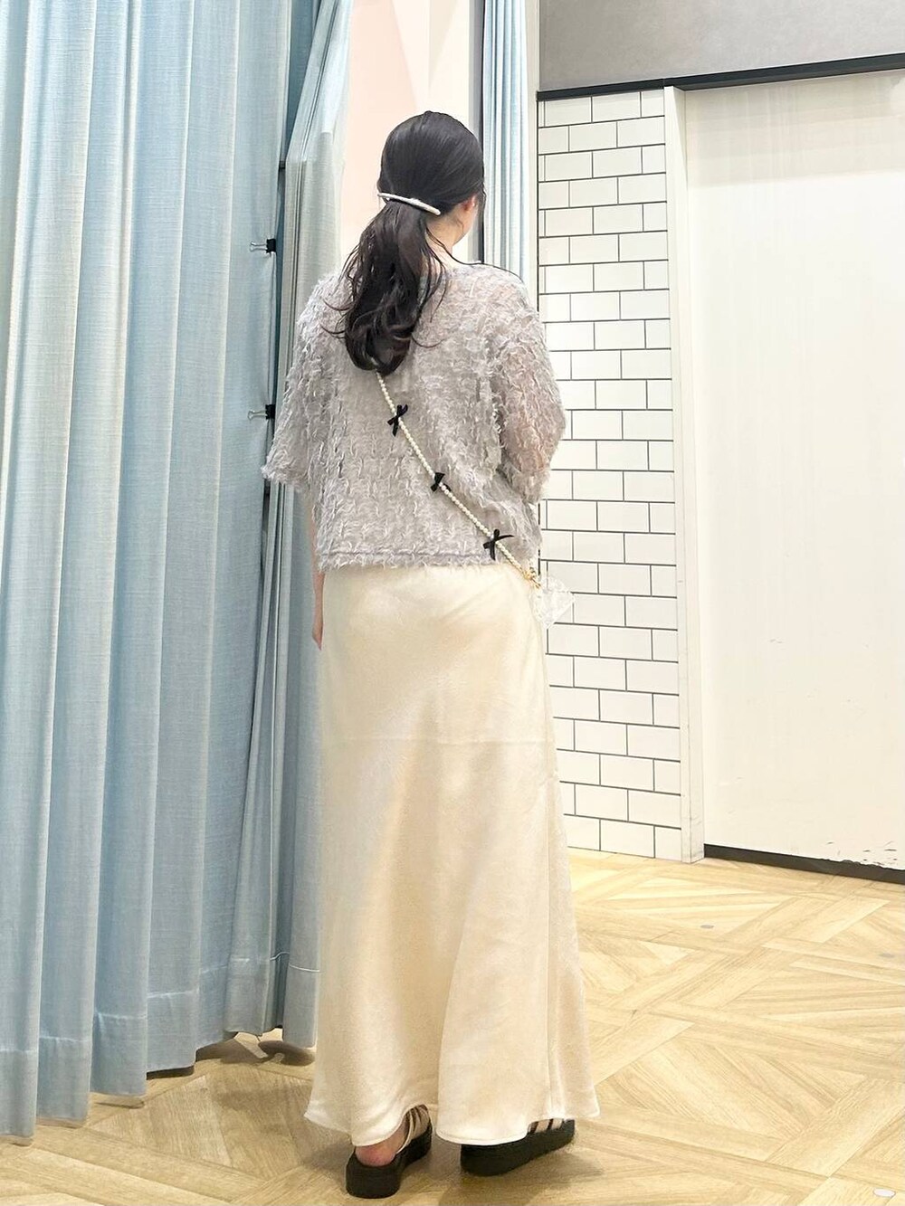 「低身長、着痩せ・細見え、モテ、休日コーデ、デート/ロマンティック、ローリーズスタイル_LOWRYS FARM、大人女子カジュアル_LOWRYS FARM、カジュアル、LOWRYS FARM、おでかけ、デートコーデ、カジュアルコーデ、大人カジュアル、きれいめカジュアル、きれいめ」｜「LOWRYS FARMのスタイルＵＰクロスカップキャミ　100757（Tシャツ/カットソー、ホワイト系）」を使った、さちぃさん（レディース・153cm）の春コーディネートの3枚目の写真