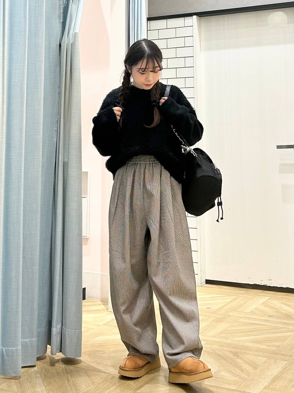 ブラウン系のその他シューズ、ブラック系のショルダーバッグ、ブラック系のニット/セーターを着用したレディースの秋コーディネートの4枚目の写真