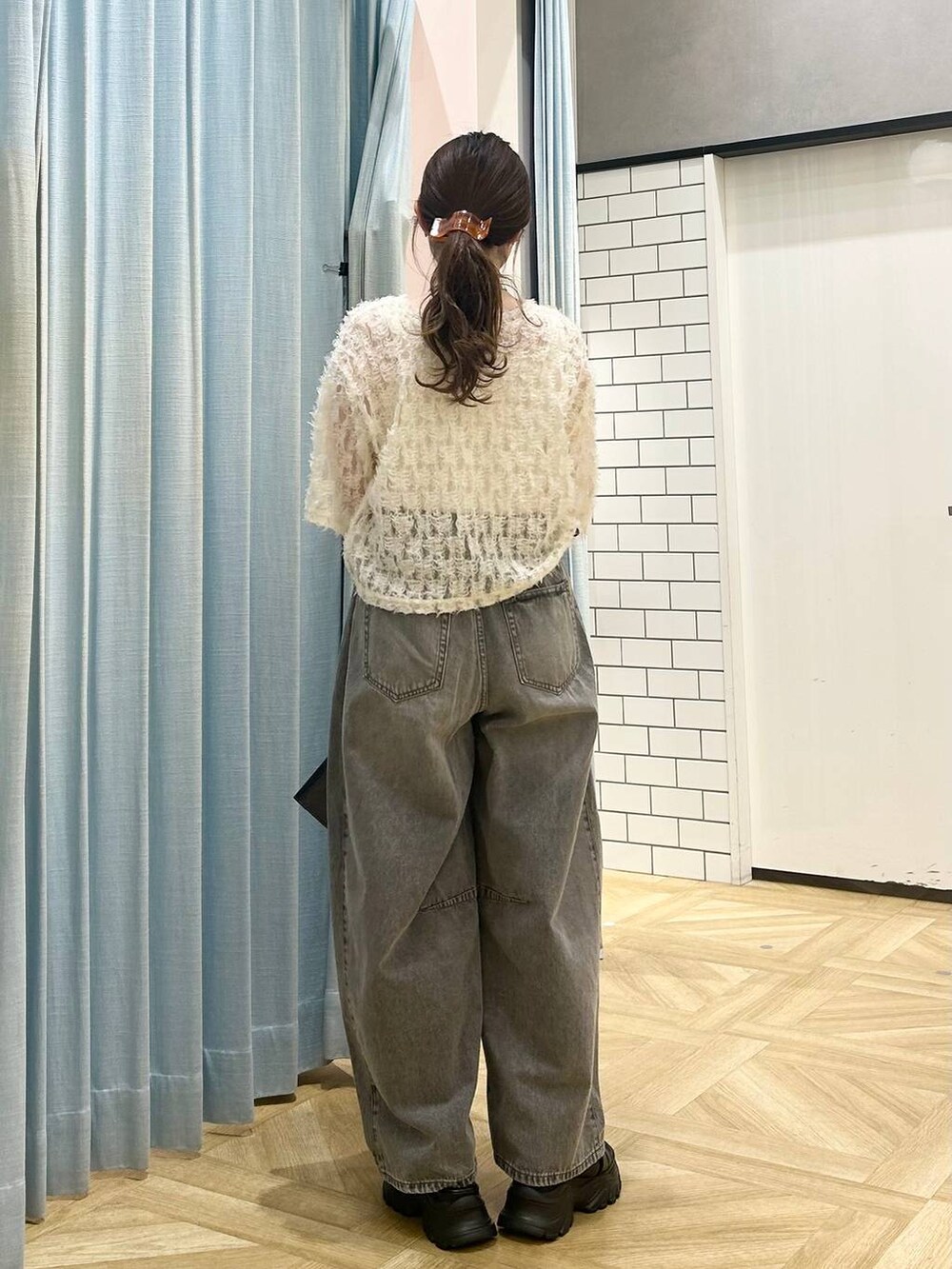 「きれいめ、デニムパンツ、低身長、着痩せ・細見え、モテ、休日コーデ、デート/ロマンティック、ローリーズスタイル_LOWRYS FARM、大人女子カジュアル_LOWRYS FARM、カジュアル、LOWRYS FARM、おでかけ、デートコーデ、カジュアルコーデ、大人カジュアル」｜「LOWRYS FARMの２ＳＥＴショルダーＢＡＧ 284413（ショルダーバッグ、ブラック系）」を使った、さちぃさん（レディース・153cm）の春コーディネートの3枚目の写真