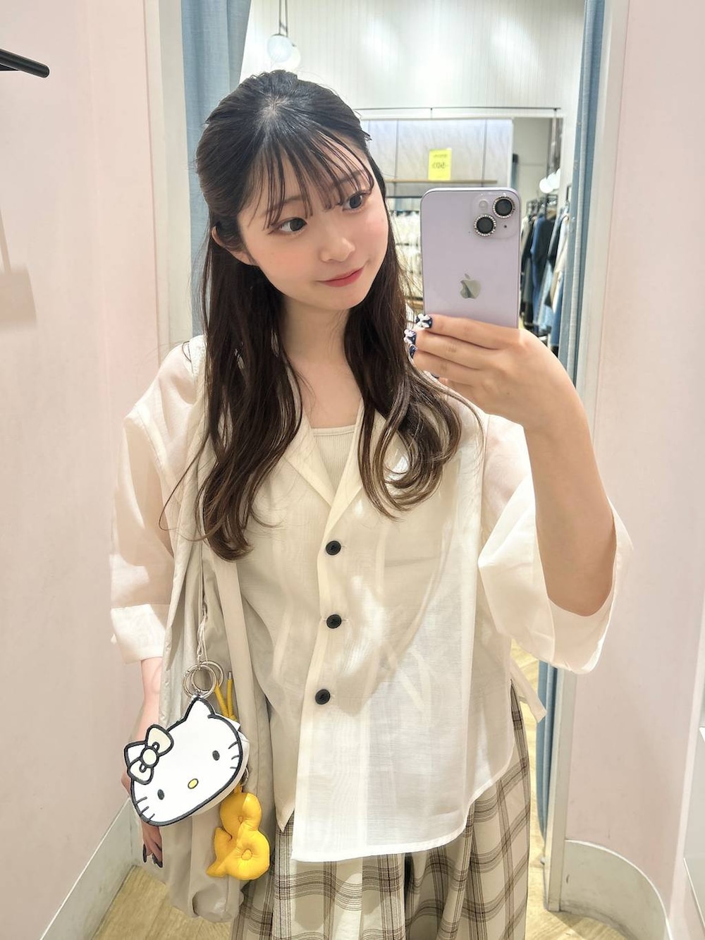 「低身長、着痩せ・細見え、モテ、休日コーデ、デート/ロマンティック、ローリーズスタイル_LOWRYS FARM、大人女子カジュアル_LOWRYS FARM、カジュアル、LOWRYS FARM、おでかけ、デートコーデ、カジュアルコーデ、大人カジュアル、きれいめカジュアル、きれいめ」｜「LOWRYS FARMのスタイルＵＰクロスカップキャミ　100757（Tシャツ/カットソー、ホワイト系）」を使った、さちぃさん（レディース・153cm）の夏コーディネートの5枚目の写真