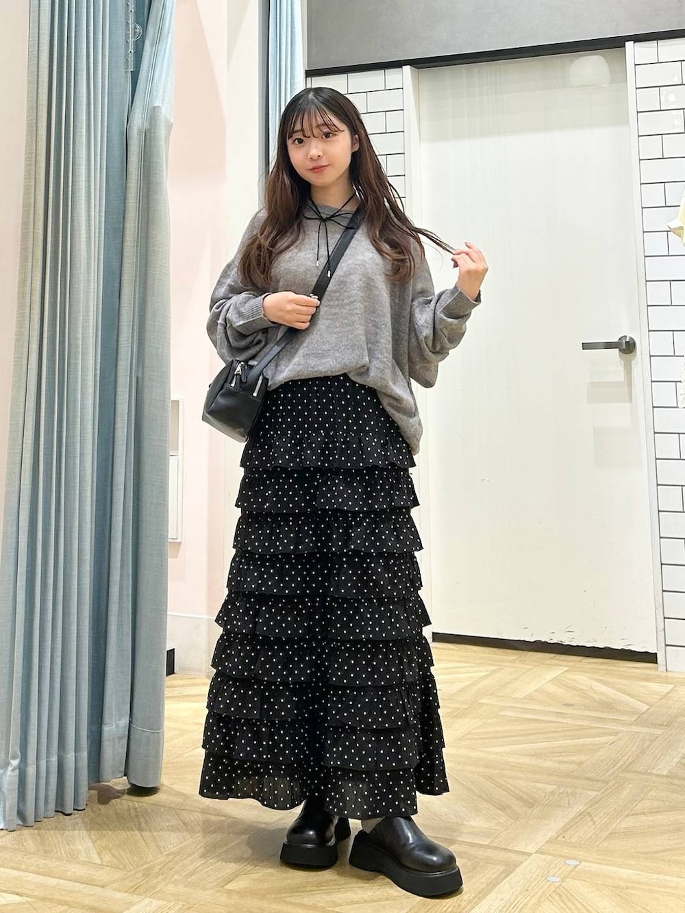 その他のスカート、ブラック系のショルダーバッグ、ブラック系のサンダルを着用したレディースの秋コーディネートの4枚目の写真