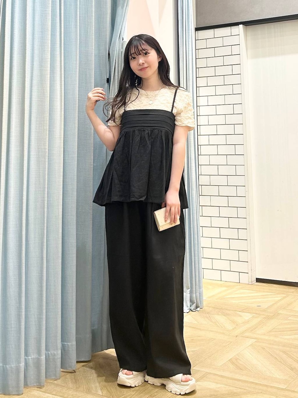 「低身長、着痩せ・細見え、モテ、休日コーデ、デート/ロマンティック、ローリーズスタイル_LOWRYS FARM、大人女子カジュアル_LOWRYS FARM、カジュアル、LOWRYS FARM、おでかけ、デートコーデ、カジュアルコーデ、大人カジュアル、きれいめカジュアル、きれいめ」｜「LOWRYS FARMのコイン２ホンセットネックレス　185543（ネックレス、シルバー系）」を使った、さちぃさん（レディース・153cm）の春コーディネートの4枚目の写真