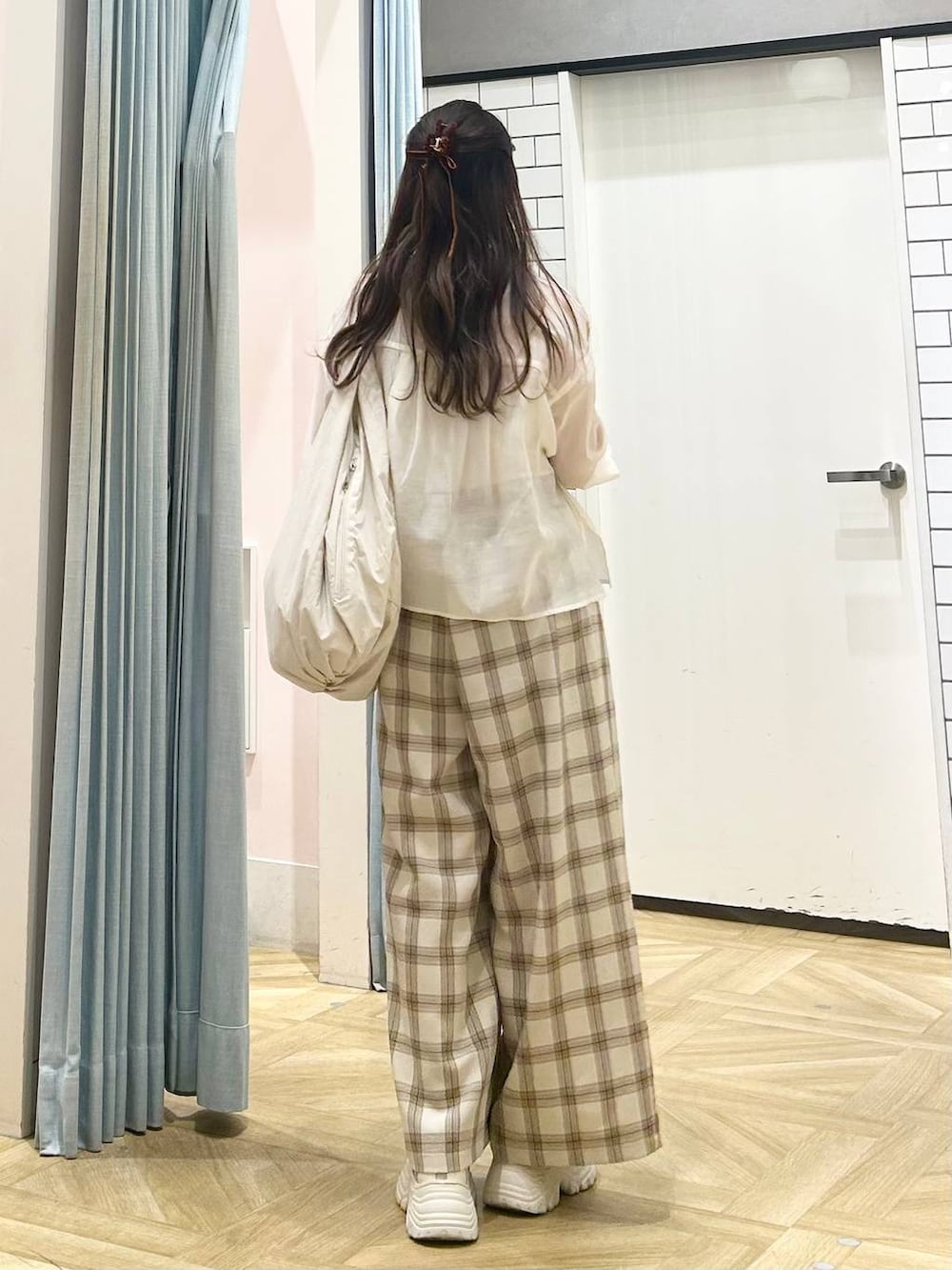 「低身長、着痩せ・細見え、モテ、休日コーデ、デート/ロマンティック、ローリーズスタイル_LOWRYS FARM、大人女子カジュアル_LOWRYS FARM、カジュアル、LOWRYS FARM、おでかけ、デートコーデ、カジュアルコーデ、大人カジュアル、きれいめカジュアル、きれいめ」｜「LOWRYS FARMのスタイルＵＰクロスカップキャミ　100757（Tシャツ/カットソー、ホワイト系）」を使った、さちぃさん（レディース・153cm）の夏コーディネートの3枚目の写真