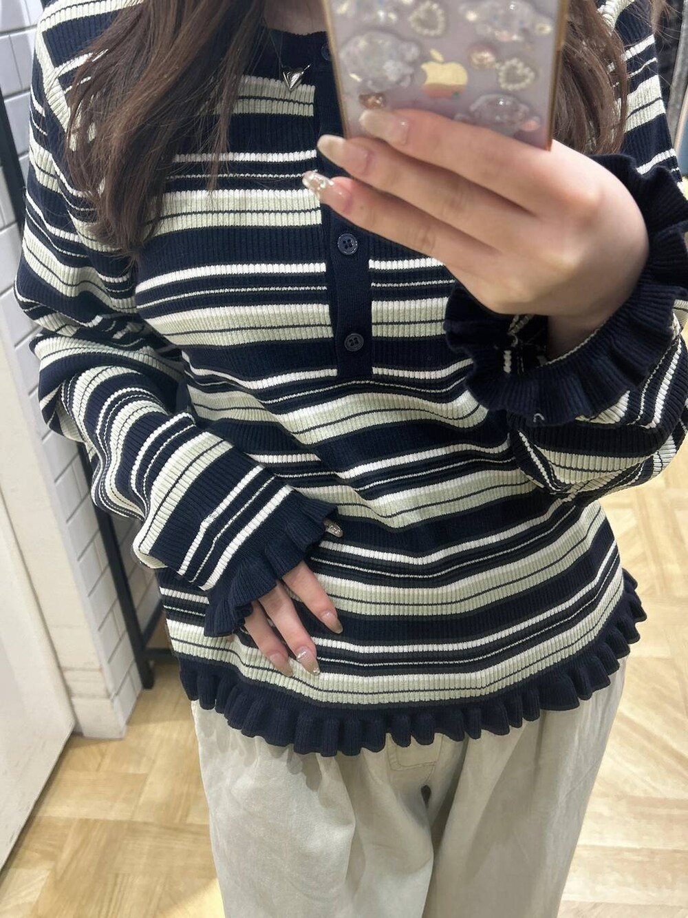グレー系のスウェットパンツ、ブルー系のニット/セーター、ホワイト系のスニーカーを着用したレディースの冬コーディネートの3枚目の写真