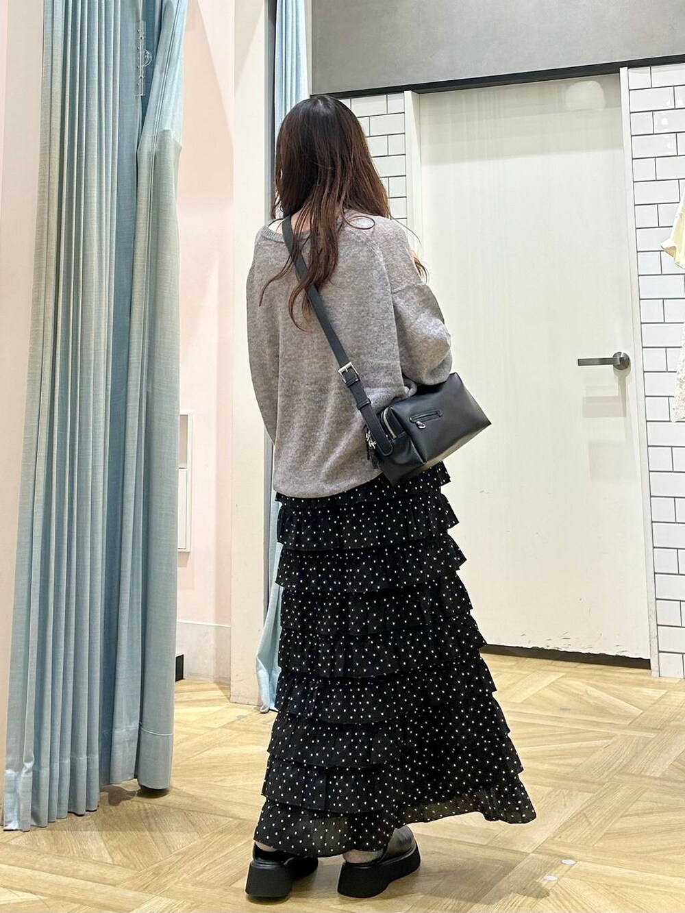 その他のスカート、ブラック系のショルダーバッグ、ブラック系のサンダルを着用したレディースの秋コーディネートの3枚目の写真