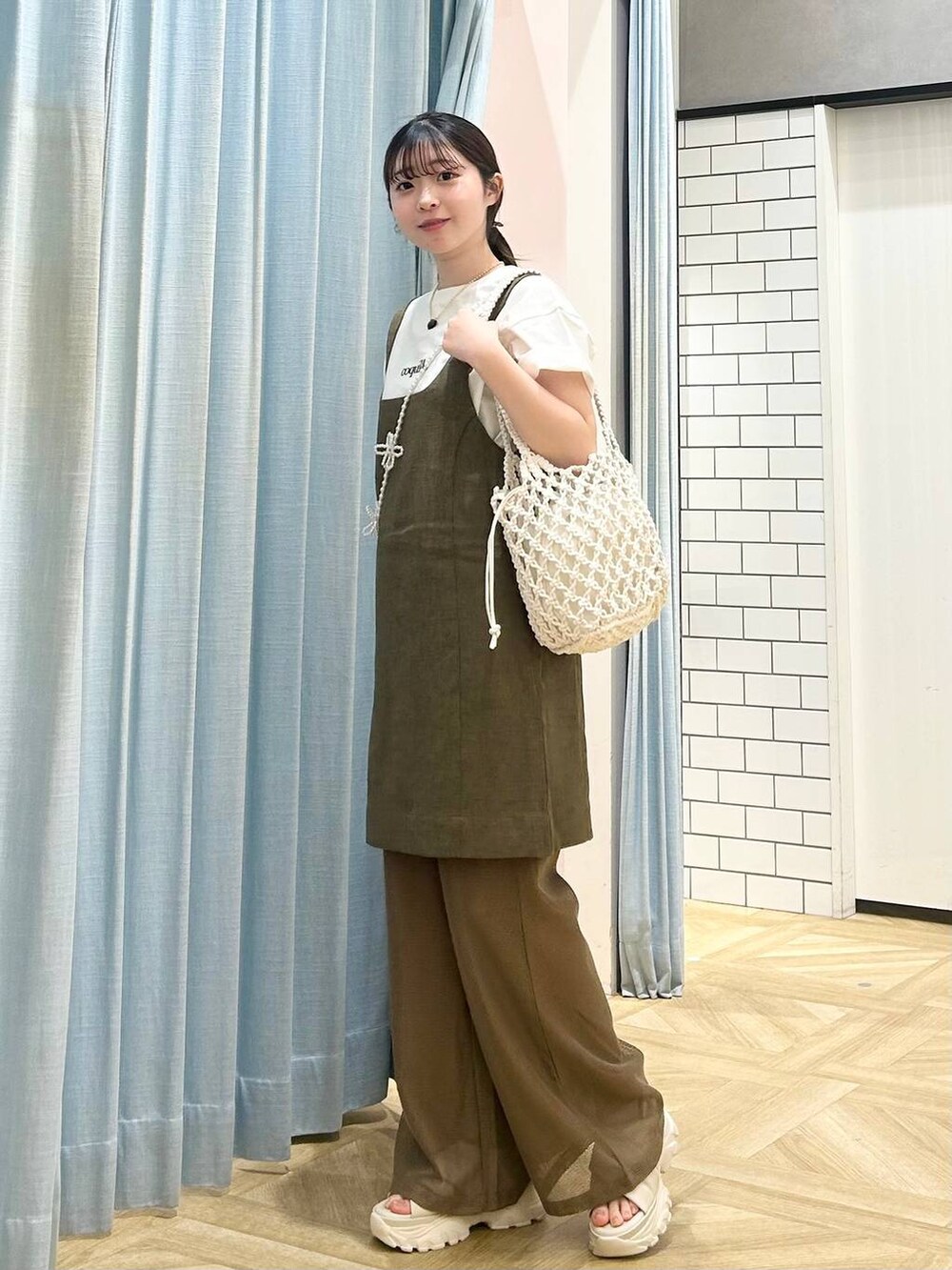「おでかけ、大人カジュアル、低身長、着痩せ・細見え、モテ、休日コーデ、デート/ロマンティック、ローリーズスタイル_LOWRYS FARM、大人女子カジュアル_LOWRYS FARM、カジュアル、LOWRYS FARM、デートコーデ、カジュアルコーデ、淡色コーデ、ワントーン」|「Me%の【ストラップシート付き】オハナビーズモバイルショルダーストラップ 109516(スマホグッズ、ベージュ系)」を使った、さちぃさん(レディース・153cm)の春コーディネートの5枚目の写真