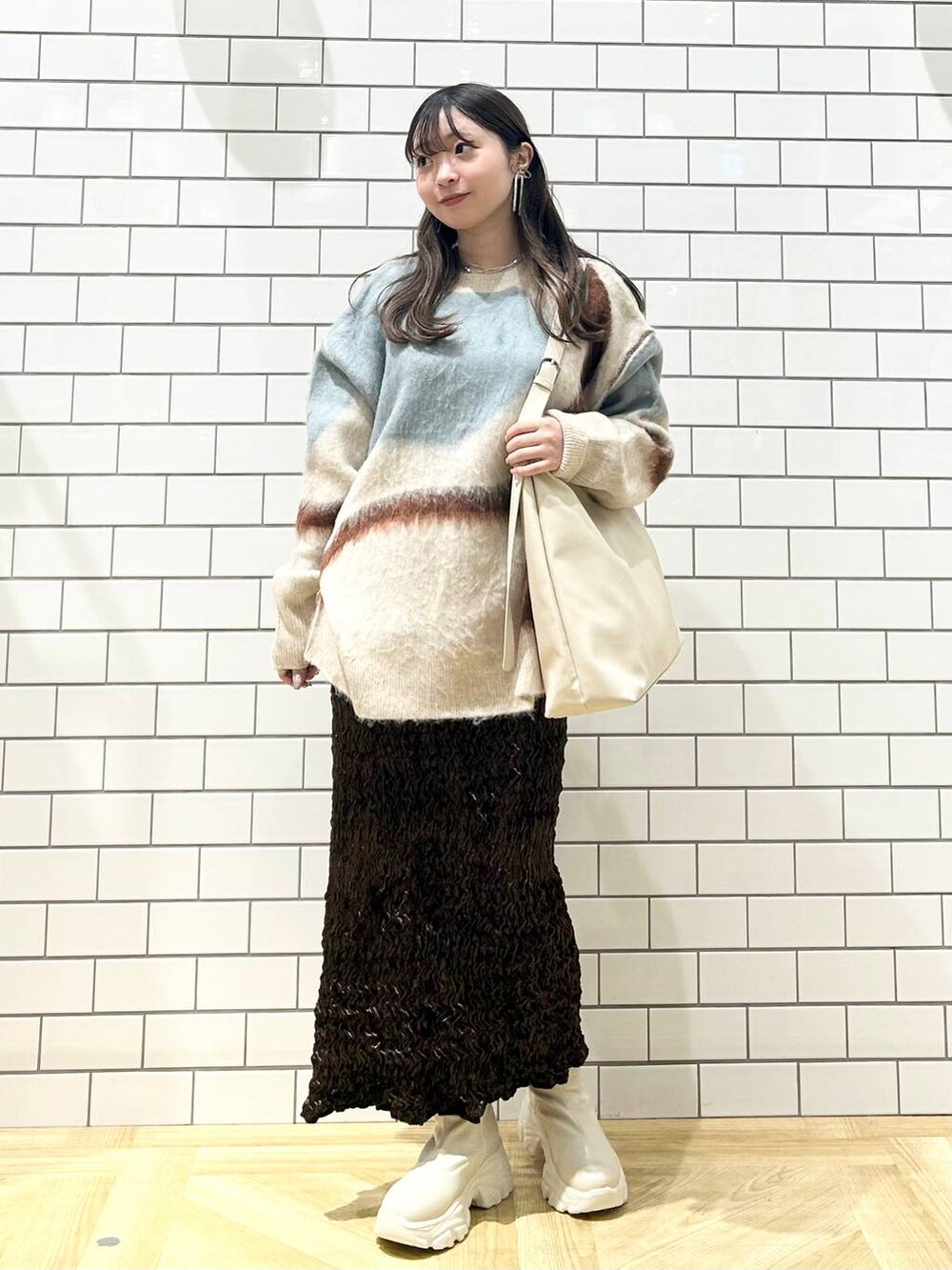 「低身長、着痩せ・細見え、モテ、休日コーデ、デート/ロマンティック、ローリーズスタイル_LOWRYS FARM、大人女子カジュアル_LOWRYS FARM、カジュアル、LOWRYS FARM、おでかけ、デートコーデ、カジュアルコーデ、大人カジュアル、ベーシック/シンプル、秋コーデ」|「LOWRYS FARMのヤワラカルイ2WAYショルダーBAG 115210(ショルダーバッグ、ホワイト系)」を使った、さちぃさん(レディース・153cm)の秋コーディネートの5枚目の写真