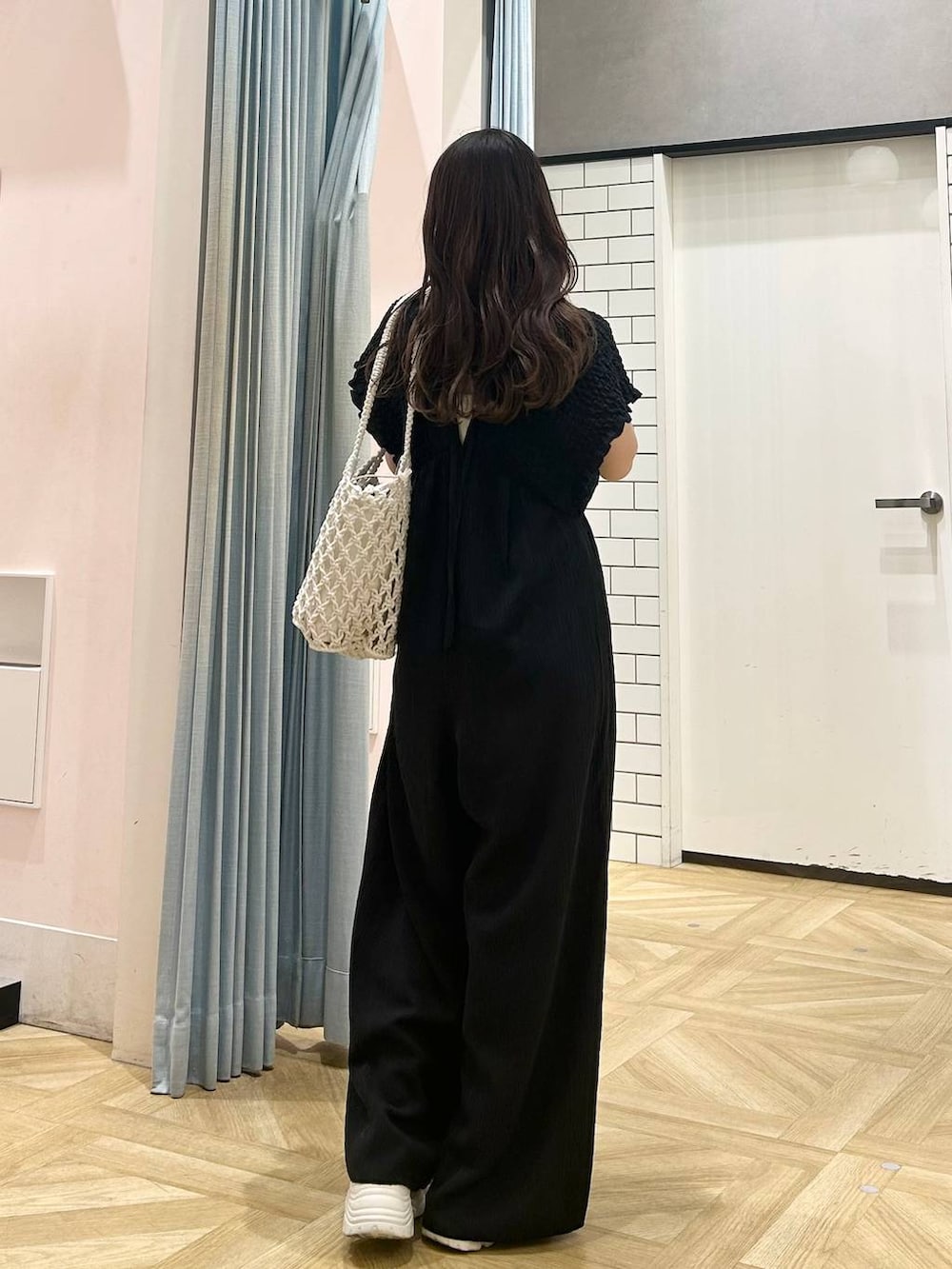 「旅行、ワントーン、春コーデ、スニーカー、サロペット、春夏コーデ、andST春コーデ、低身長、着痩せ・細見え、モテ、休日コーデ、デート/ロマンティック、ローリーズスタイル_LOWRYS FARM、大人女子カジュアル_LOWRYS FARM、カジュアル」｜「LOWRYS FARMのマクラメキンチャクツキトート　 284437（トートバッグ、ホワイト系）」を使った、さちぃさん（レディース・153cm）の春コーディネートの3枚目の写真