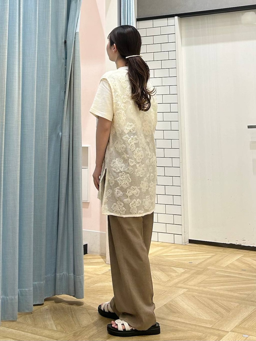 「低身長、着痩せ・細見え、モテ、休日コーデ、デート/ロマンティック、ローリーズスタイル_LOWRYS FARM、大人女子カジュアル_LOWRYS FARM、カジュアル、LOWRYS FARM、おでかけ、デートコーデ、カジュアルコーデ、大人カジュアル、楽ちんコーデ、雨の日コーデ」｜「Me%のハートパーツサイフ　126836（財布、ブラウン系）」を使った、さちぃさん（レディース・153cm）の春コーディネートの2枚目の写真