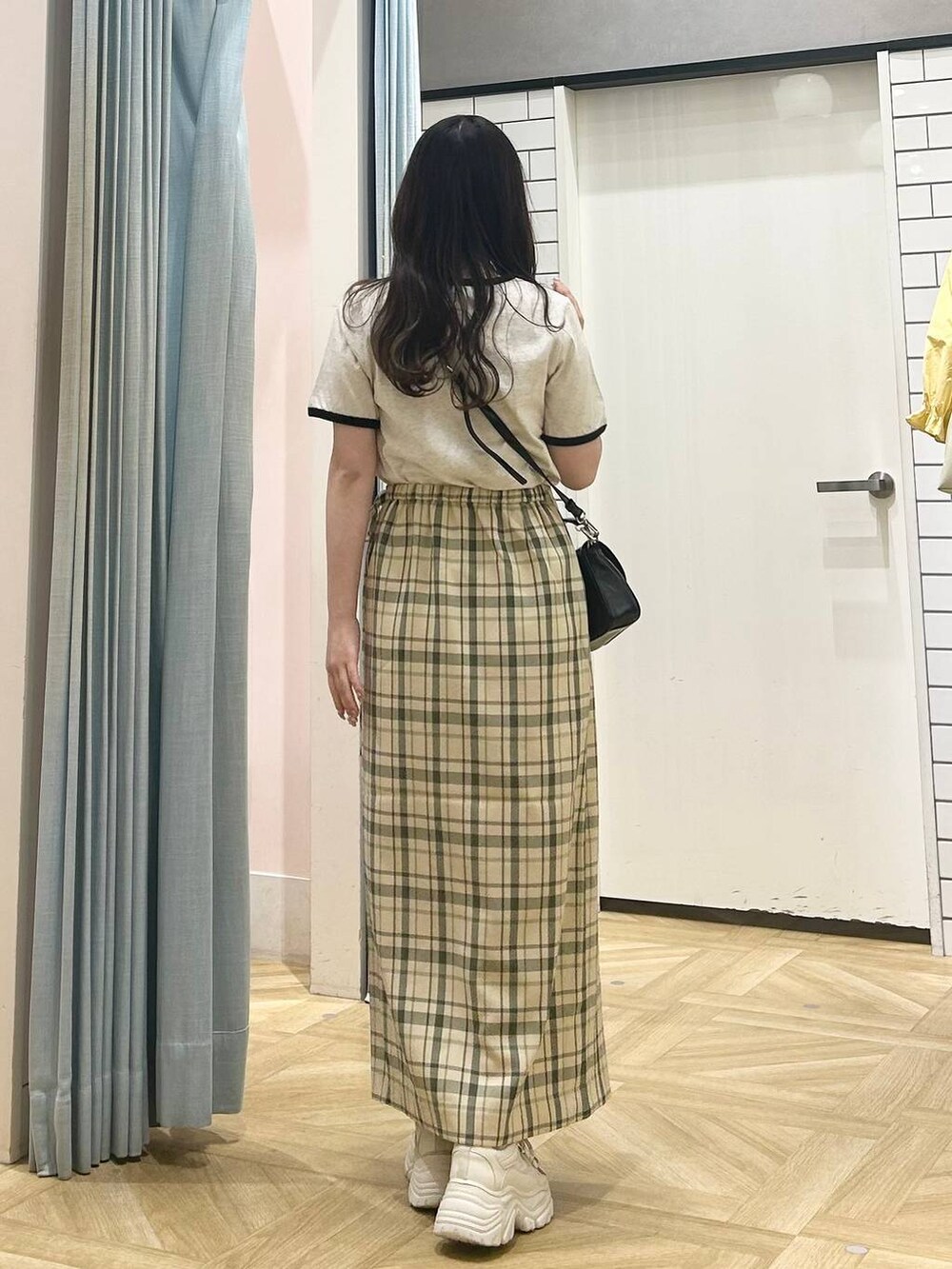 「低身長、着痩せ・細見え、モテ、休日コーデ、デート/ロマンティック、ローリーズスタイル_LOWRYS FARM、大人女子カジュアル_LOWRYS FARM、カジュアル、LOWRYS FARM、おでかけ、デートコーデ、カジュアルコーデ、大人カジュアル、きれいめカジュアル、きれいめ」|「LOWRYS FARMのホップサックラップスカート 242768(スカート、グリーン系)」を使った、さちぃさん(レディース・153cm)の春コーディネートの3枚目の写真