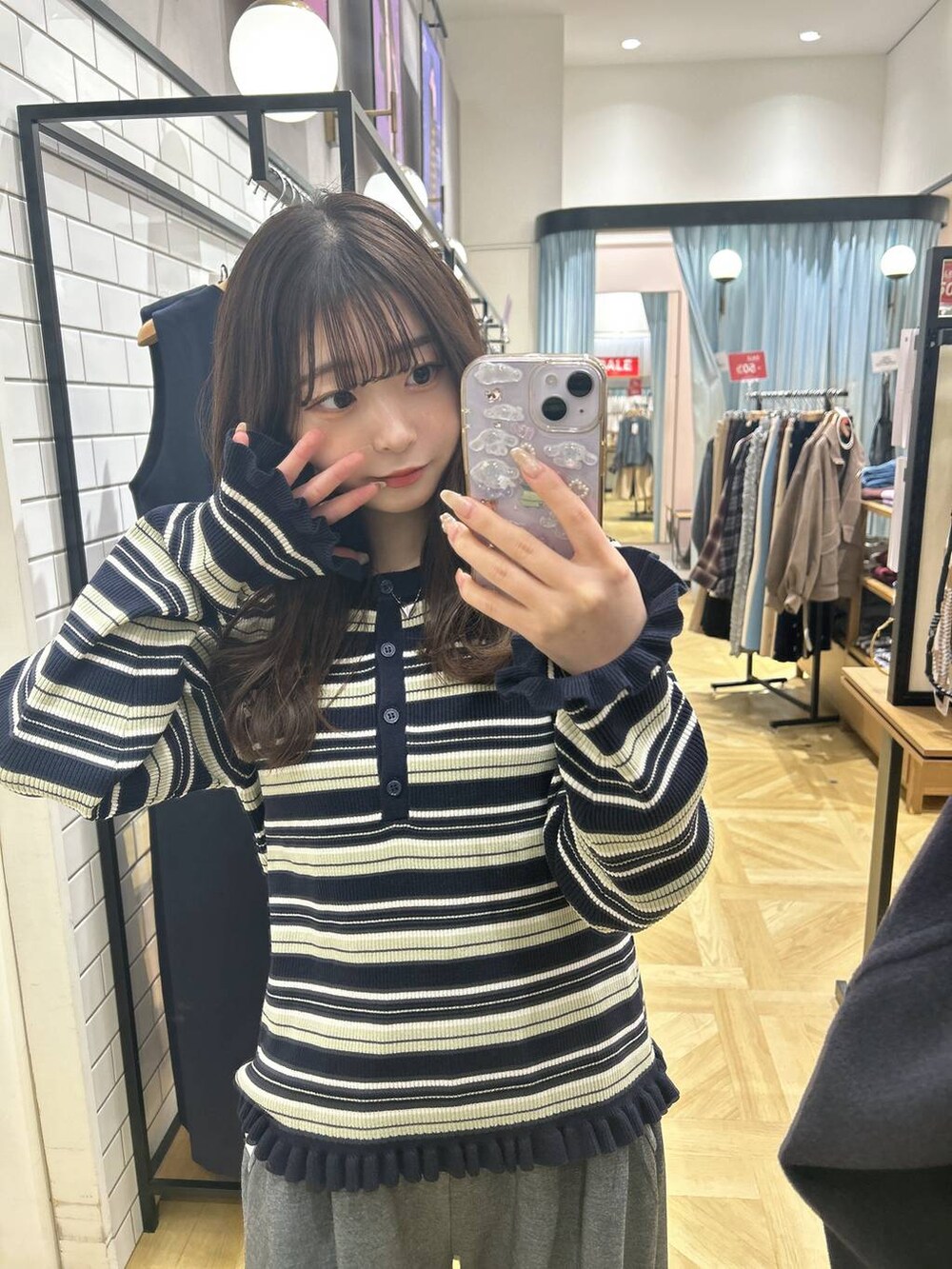グレー系のスウェットパンツ、ブルー系のニット/セーター、ホワイト系のスニーカーを着用したレディースの冬コーディネートの4枚目の写真