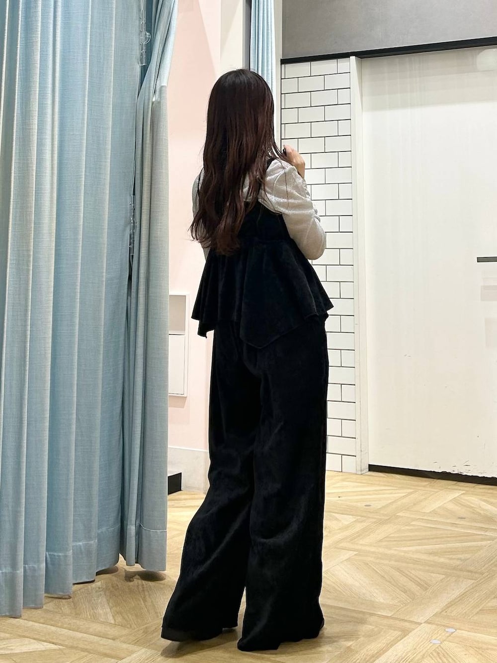 ブラック系のローファー、ブラック系のサロペット/オーバーオール、シルバー系のTシャツ/カットソーを着用したレディースの秋コーディネートの3枚目の写真