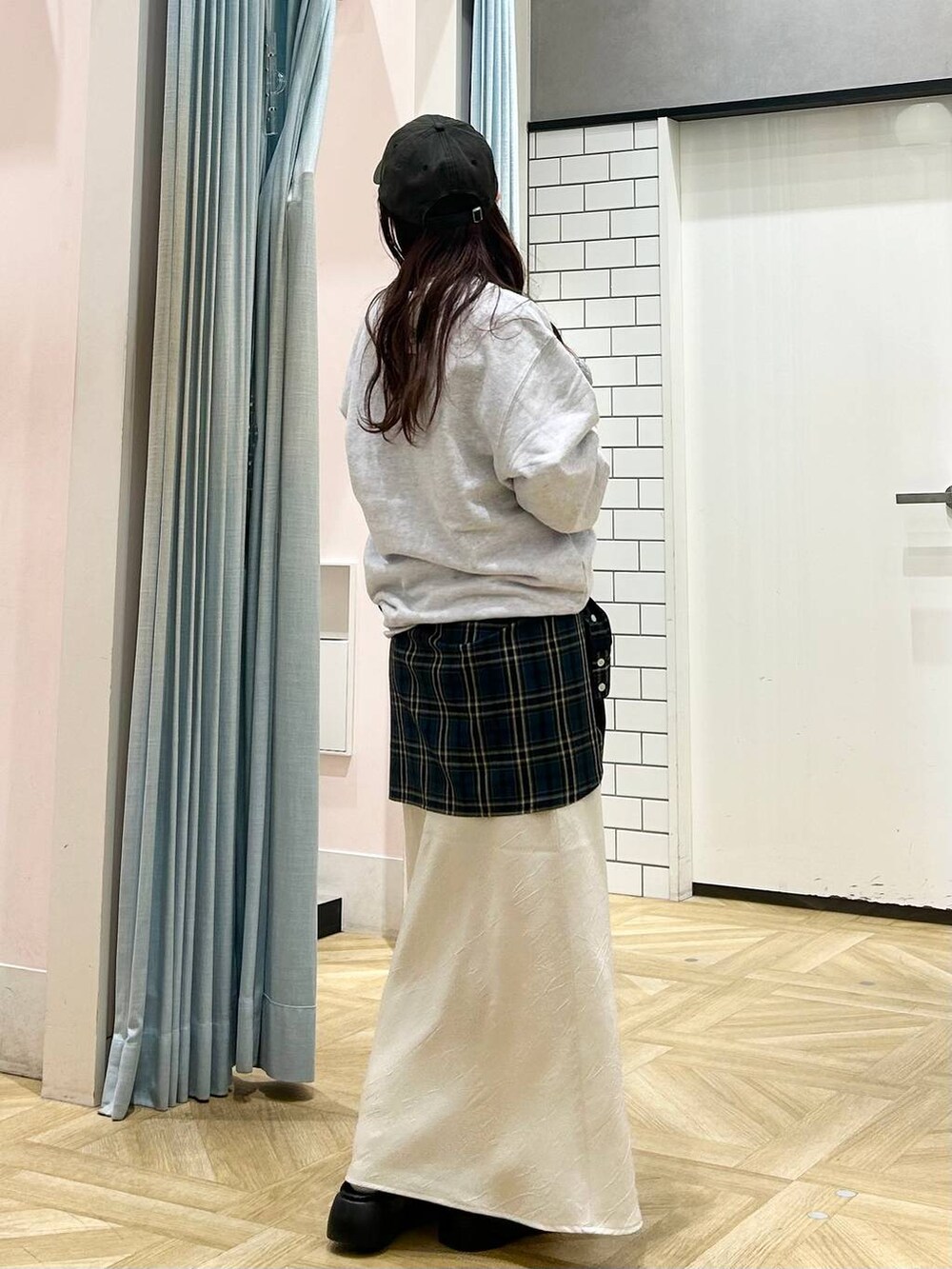 ホワイト系のスカート、ブラック系のサンダル、グリーン系のシャツ/ブラウスを着用したレディースの秋コーディネートの2枚目の写真