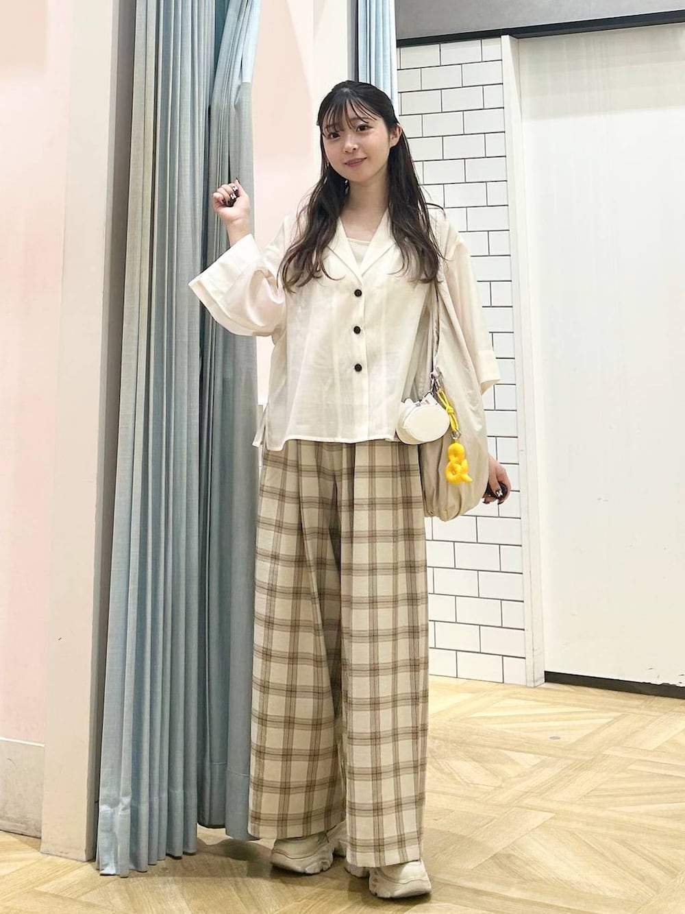 「低身長、着痩せ・細見え、モテ、休日コーデ、デート/ロマンティック、ローリーズスタイル_LOWRYS FARM、大人女子カジュアル_LOWRYS FARM、カジュアル、LOWRYS FARM、おでかけ、デートコーデ、カジュアルコーデ、大人カジュアル、きれいめカジュアル、きれいめ」｜「LOWRYS FARMのスタイルＵＰクロスカップキャミ　100757（Tシャツ/カットソー、ホワイト系）」を使った、さちぃさん（レディース・153cm）の夏コーディネートの4枚目の写真