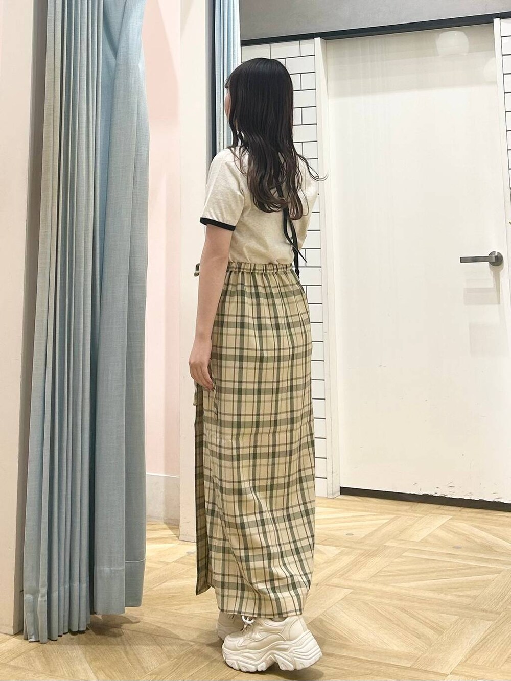 「低身長、着痩せ・細見え、モテ、休日コーデ、デート/ロマンティック、ローリーズスタイル_LOWRYS FARM、大人女子カジュアル_LOWRYS FARM、カジュアル、LOWRYS FARM、おでかけ、デートコーデ、カジュアルコーデ、大人カジュアル、きれいめカジュアル、きれいめ」|「LOWRYS FARMのホップサックラップスカート 242768(スカート、グリーン系)」を使った、さちぃさん(レディース・153cm)の春コーディネートの2枚目の写真